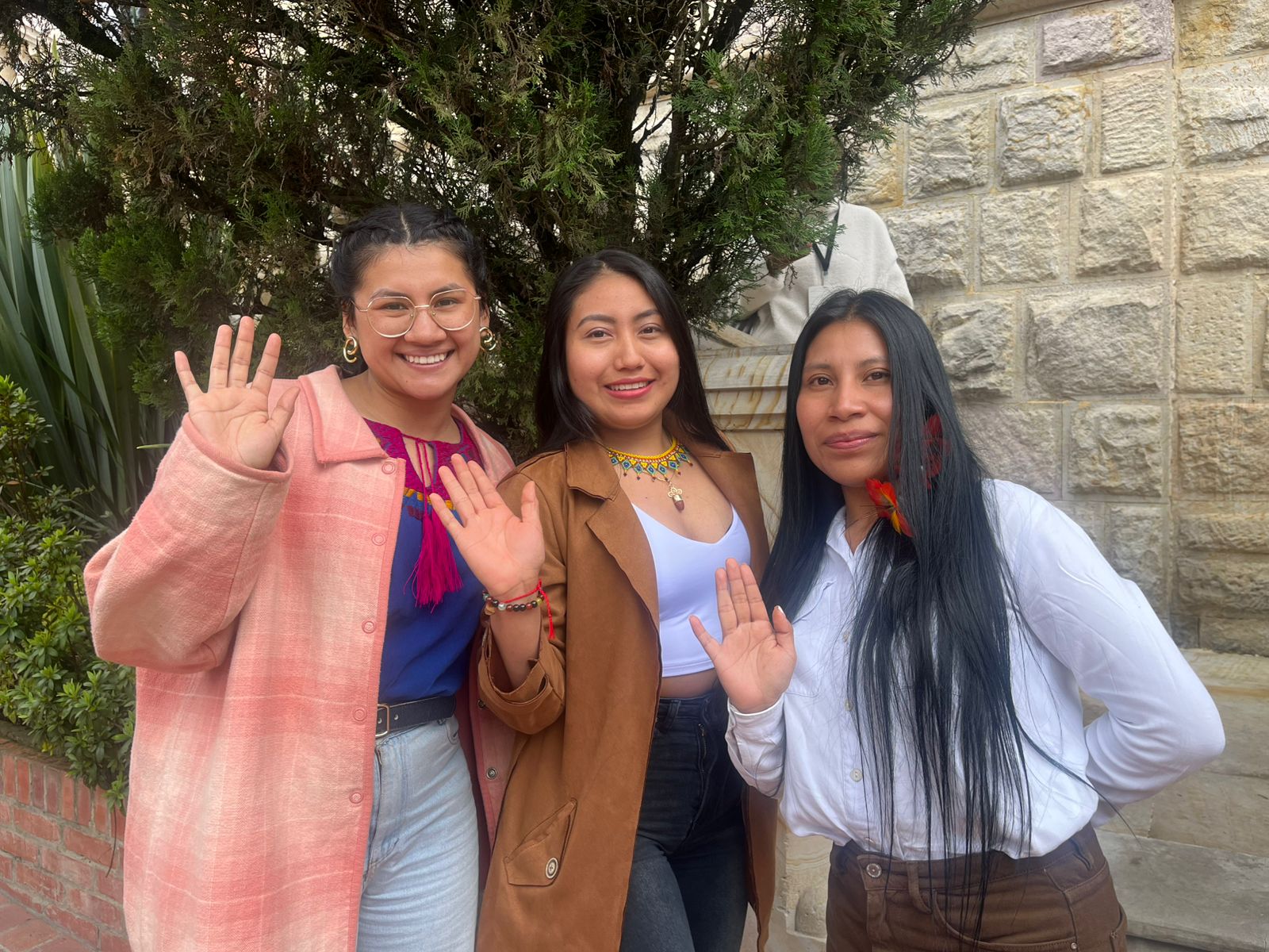 Jóvenes afrodescendientes e indígenas podrán acceder a becas de formación y mentoría a través del programa DALE FUTUROS 2026, una iniciativa de Manos Visibles.