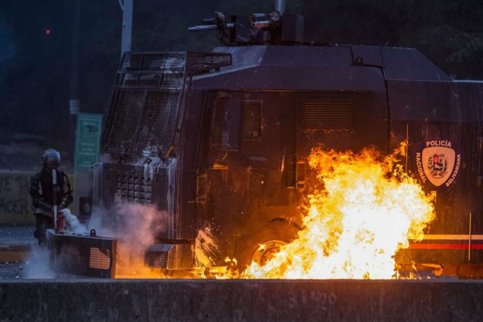 Miembros de la Policía Nacional Bolivariana (PNB) enfrentan a un grupo de manifestantes opositores al gobierno de Nicolás Maduro en una manifestación. 