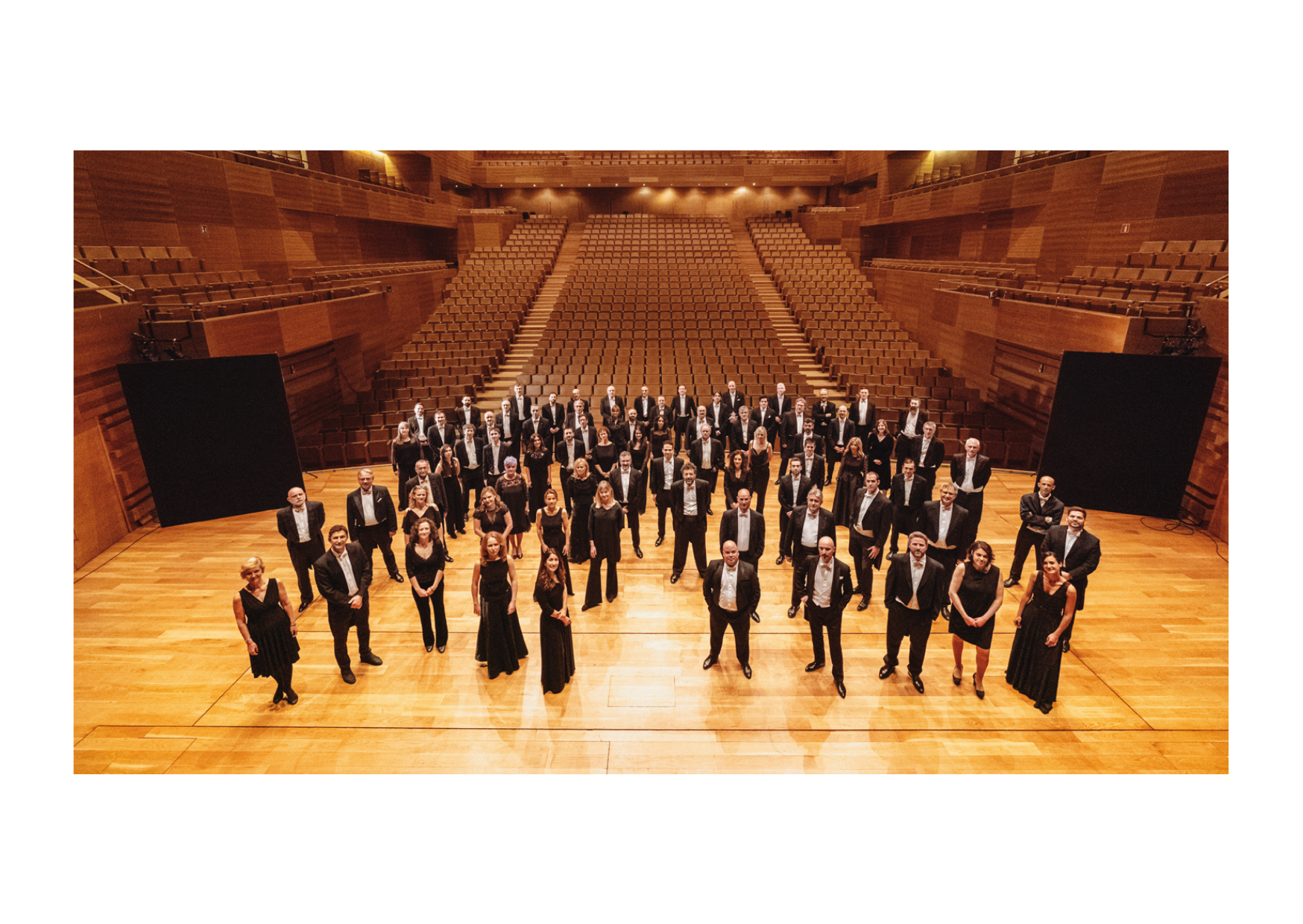 La Orquesta Sinfónica de Castilla y León está compuesta por 80 músicos de diferentes nacionalidades y ofreció su primera actuación en el año 1991.