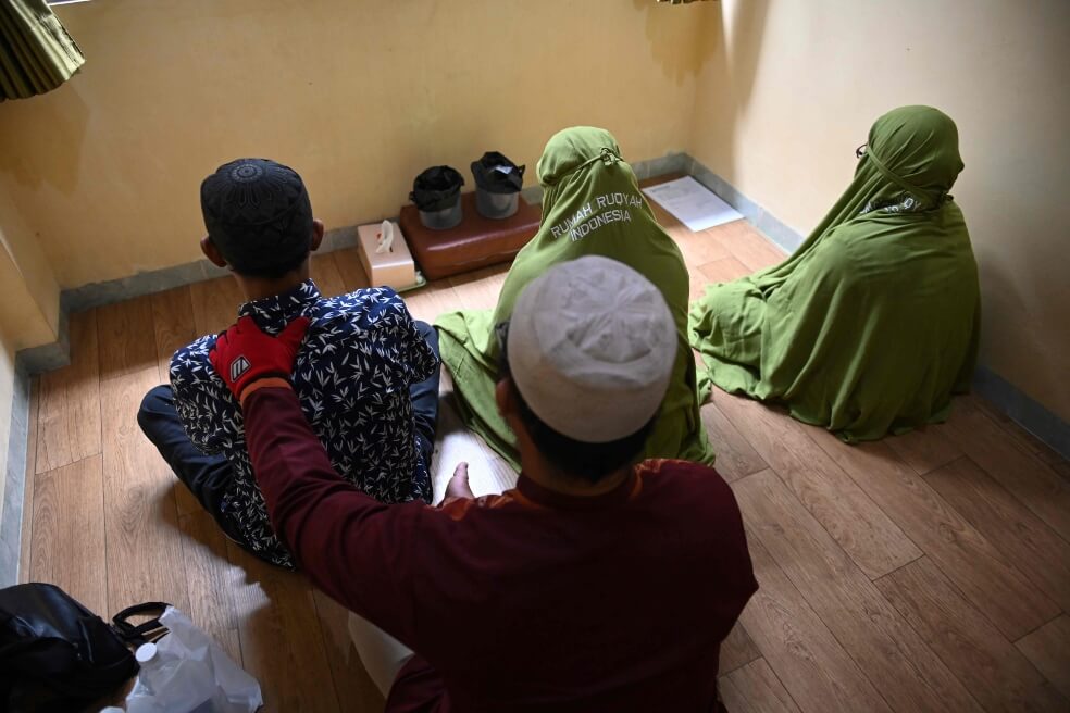 Exorcismos para "curar" la homosexualidad en Indonesia