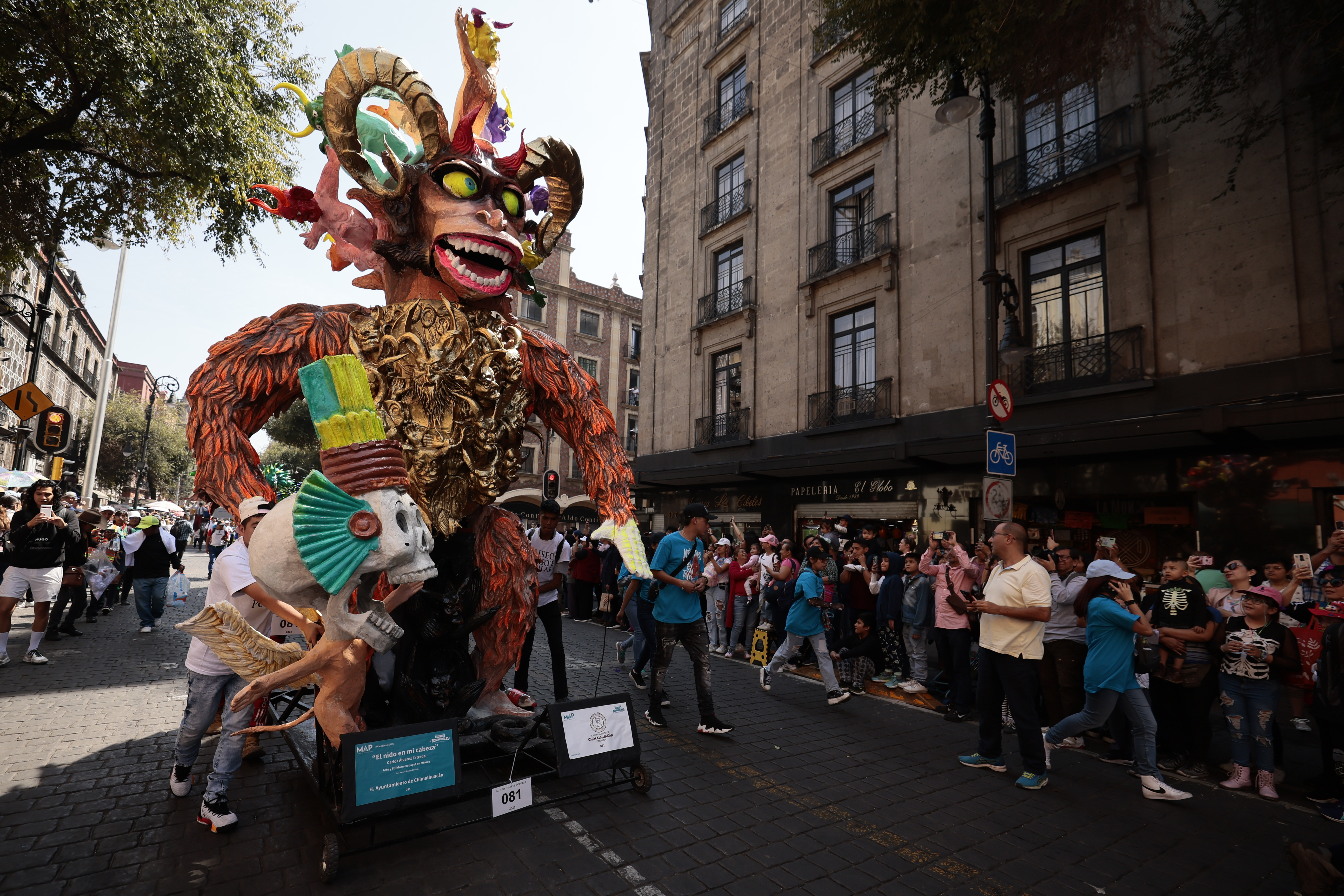 MEX8775. CIUDAD DE MÉXICO (MÉXICO), 21/10/2023.- Fotografía de alebrijes monumentales durante un desfile organizado por el Museo de Arte Popular, como antesala a la celebración del Día de Muertos, hoy en Ciudad de México (México). Las festividades por el próximo Día de Muertos iniciaron este sábado en Ciudad de México con un desfile de 200 alebrijes, figuras artesanales de animales fantásticos que se han asociado en años recientes con esta celebración. EFE/José Méndez