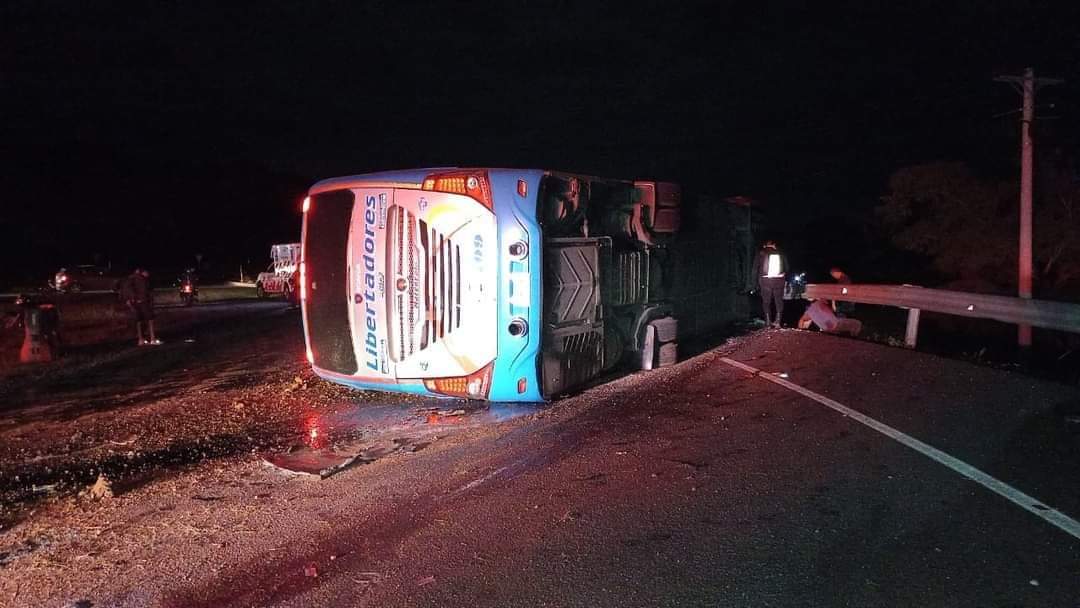 Fatal accidente en la vía Bogotá-Yopal deja tres muertos y más de 20 heridos
