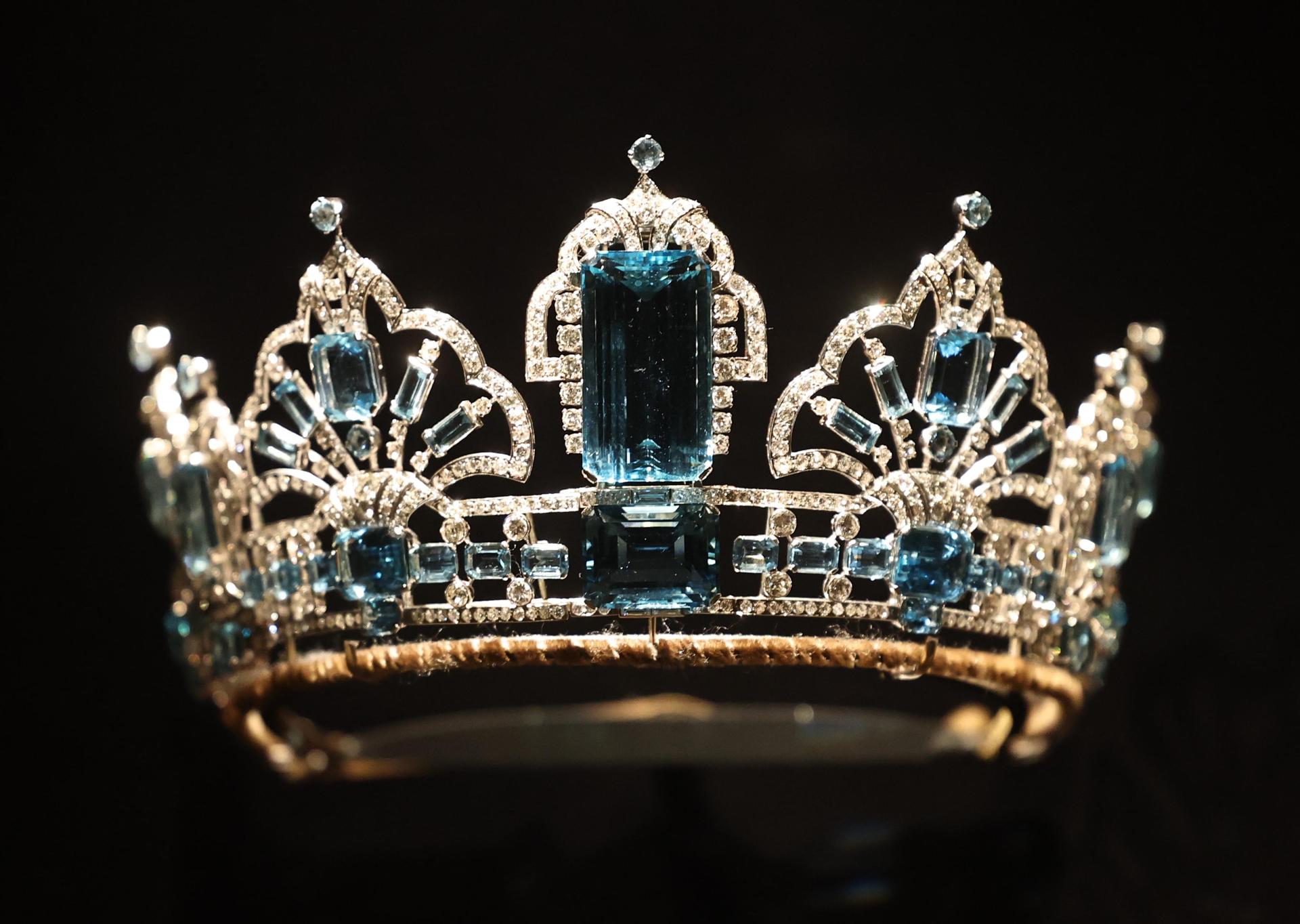 LONDON (United Kingdom), 09/04/2026.- A tiara worn by Britain’s Queen Elizabeth II in 1953 is displayed at the exhibition 'Queen Elizabeth II: Her Life in Style' at The King’s Gallery, Buckingham Palace in London, Britain, 09 April 2026. The exhibition features 300 pieces of clothing and accessories worn by late Britain’s Queen Elizabeth and runs from 10 April to 18 October 2026. (Moda, Reino Unido, Londres) EFE/EPA/NEIL HALL