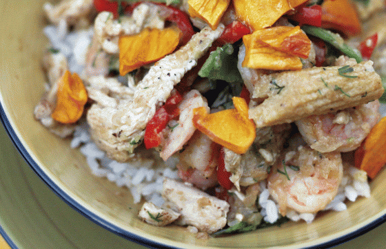 Pollo y camarón al wok en salsa de coco y mango