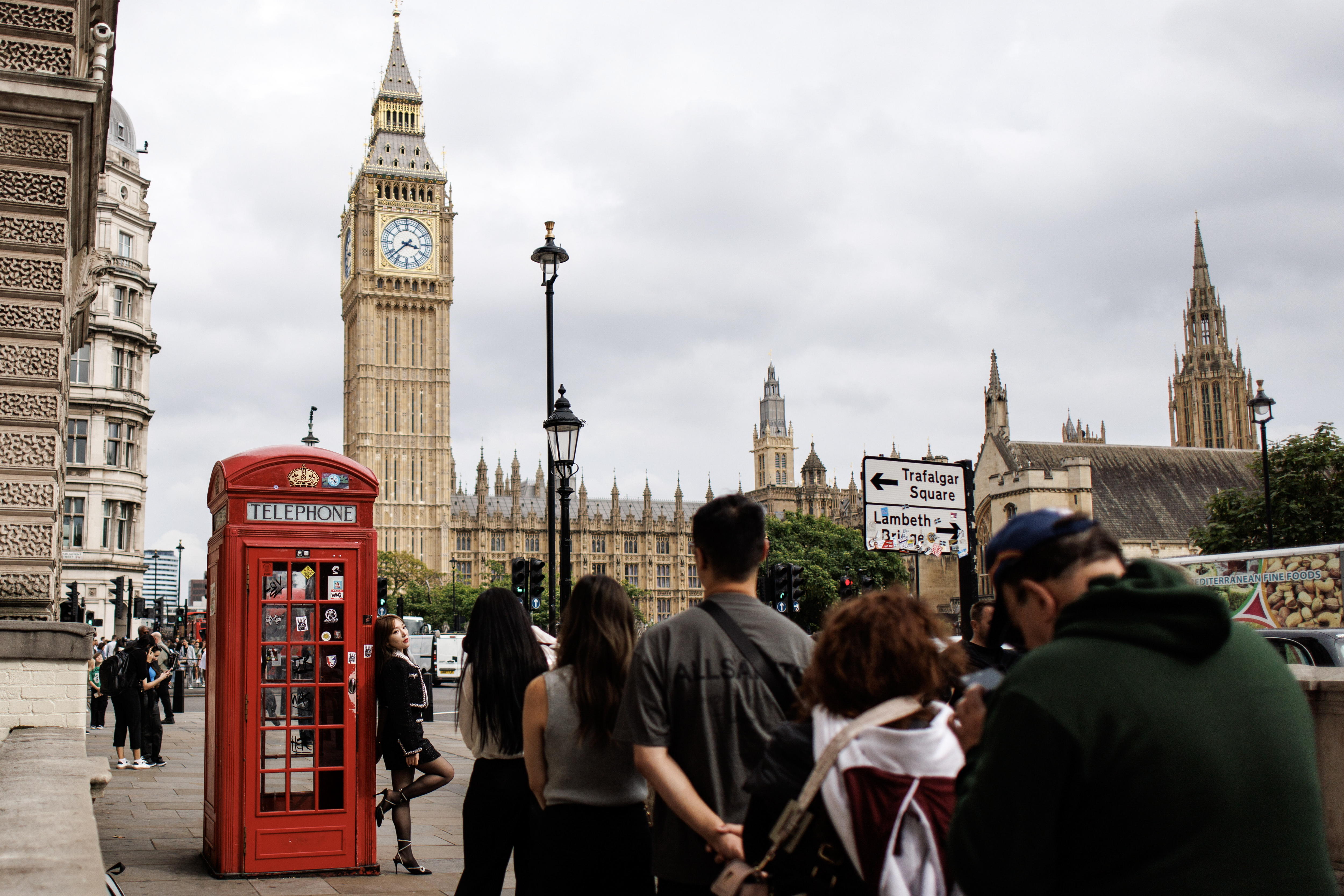London (United Kingdom), 02/09/2024.- Tourists queue to pose with a telephone booth and the Elizabeth Tower, which houses the bell known as Big Ben, at the Parliament Square, in London, Britain, 02 September 2024. The British Parliament returns from the summer recess after a five-week break on 02 September 2024. (Reino Unido, Londres) EFE/EPA/TOLGA AKMEN