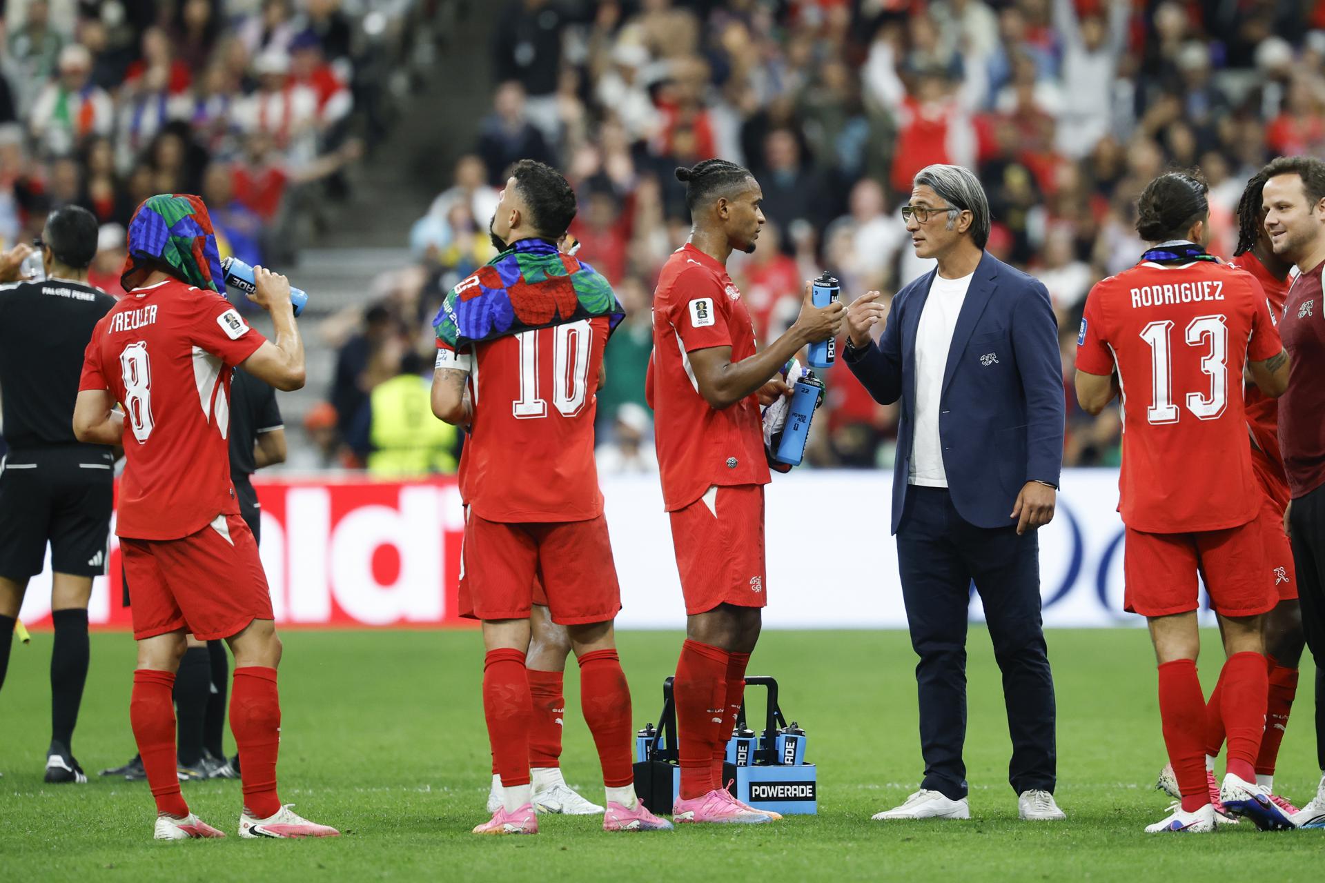 Vancouver (Canada), 03/07/2026.- (L-R) Switzerland's Remo Freuler, Granit Xhaka, Manuel Akanji, head coach Murat Yakin, and Ricardo Rodriguez during a hydration break in the second half of the 2026 FIFA World Cup round of 32 soccer match between Switzerland and Algeria at BC Place stadium in Vancouver, Canada, 02 July 2026. (Mundial de Fútbol, Suiza) EFE/EPA/PETER KLAUNZER EDITORIAL USE ONLY
