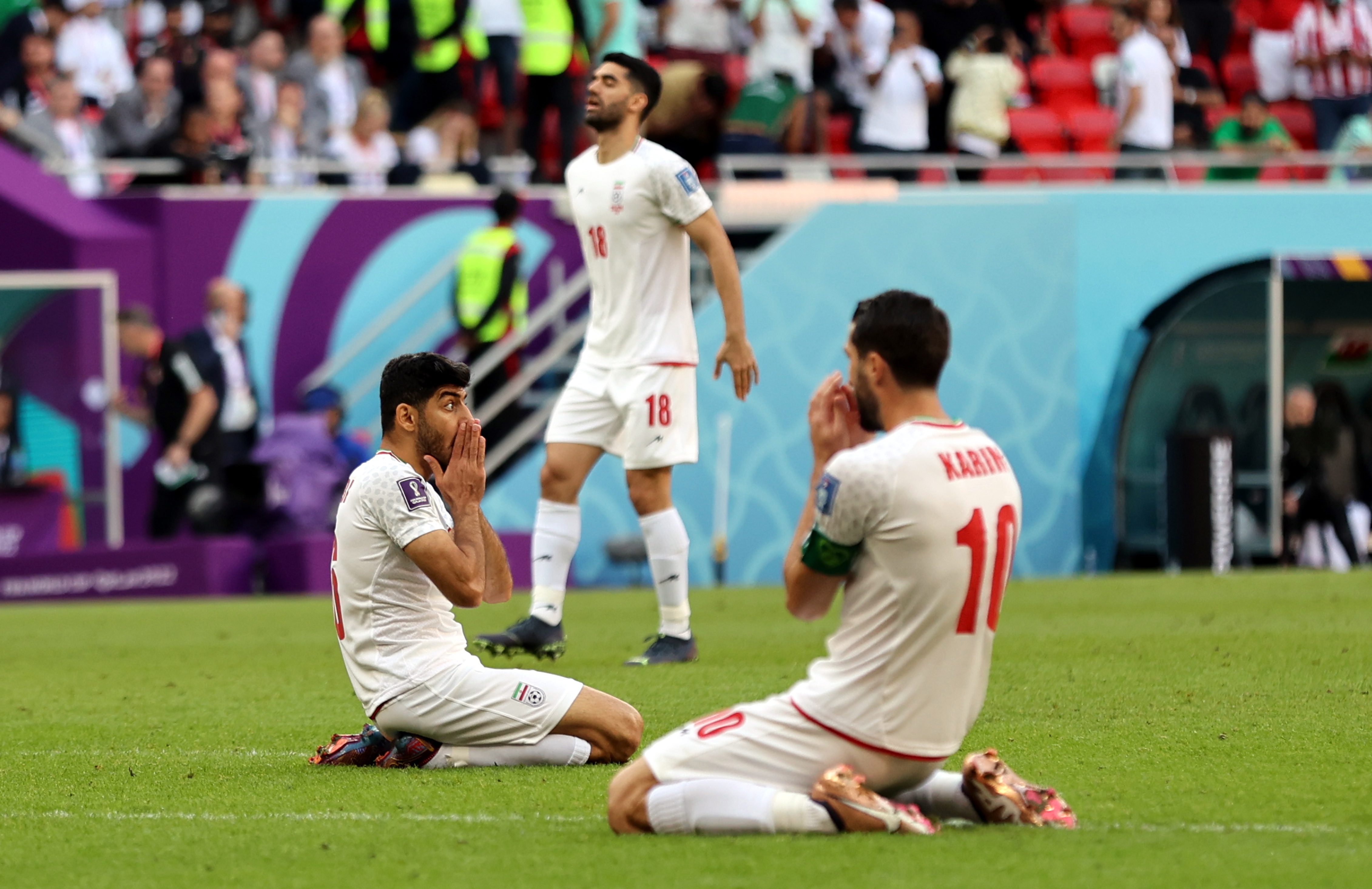 Doha (Qatar), 25/11/2022.- Players of Iran react after missing a chance to score during the FIFA World Cup 2022 group B soccer match between Wales and Iran at Ahmad bin Ali Stadium in Doha, Qatar, 25 November 2022. (Mundial de Fútbol, Catar) EFE/EPA/Abedin Taherkenareh