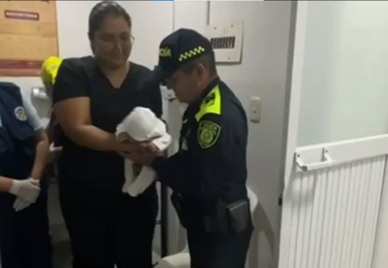 Mujer dio a luz en una patrulla en Cali, ¿qué pasó?