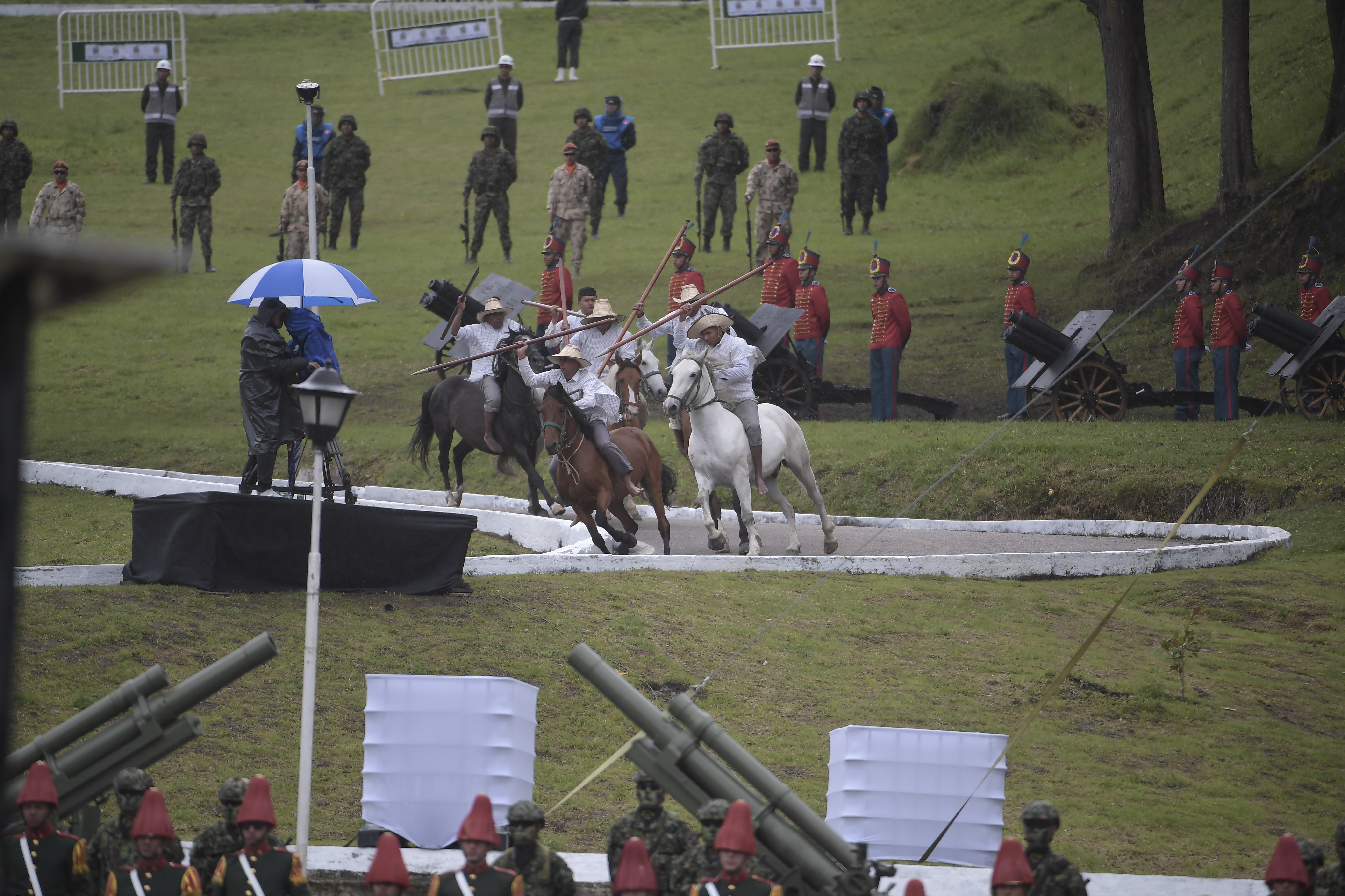 El presidente Gustavo Petro en compañía de su esposa y su gabinete ministerial, conmemoran la batalla del Puente de Boyacá.