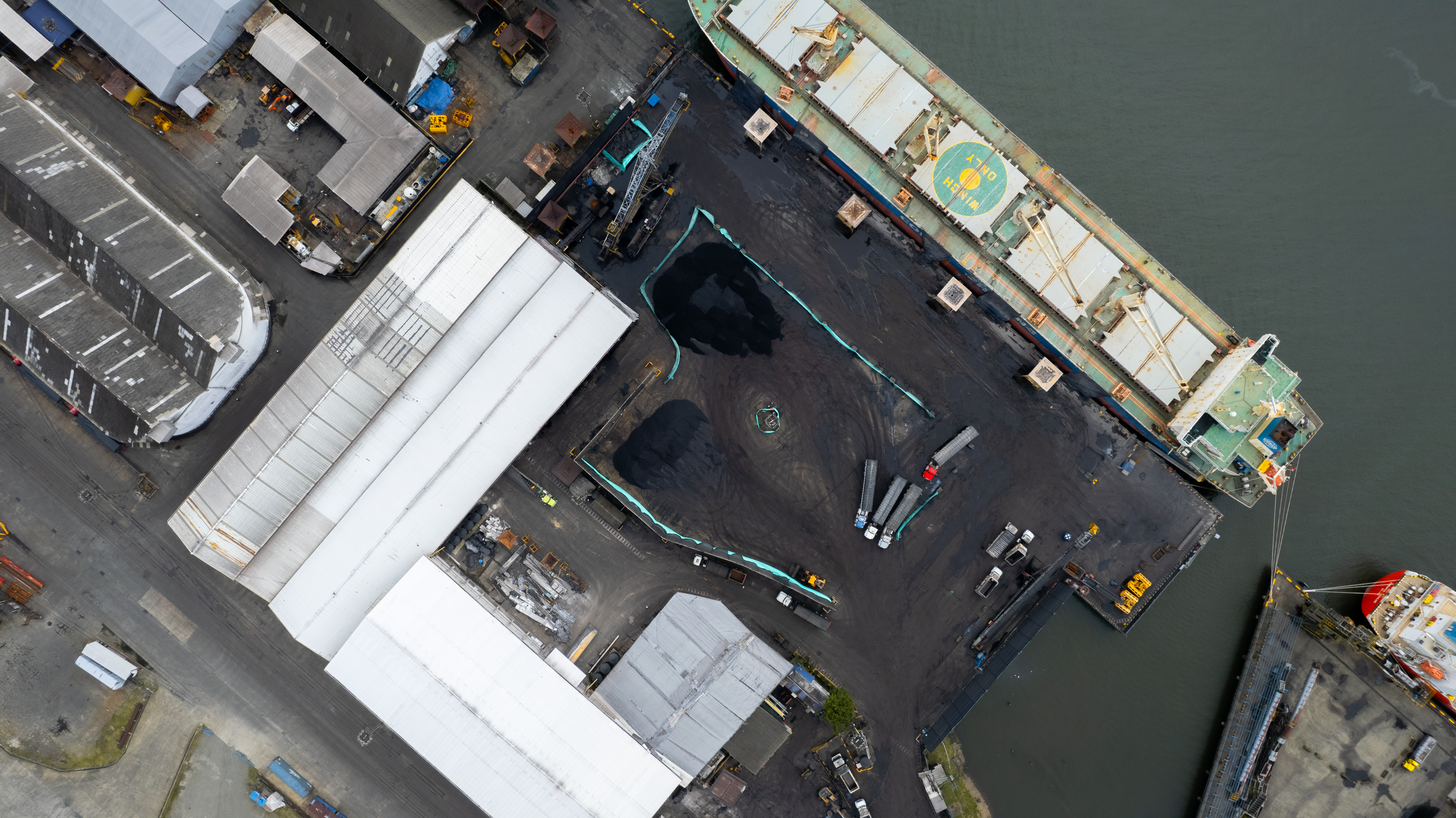 Minambiente denunciará falta de control ambiental en las operaciones del Muelle 13