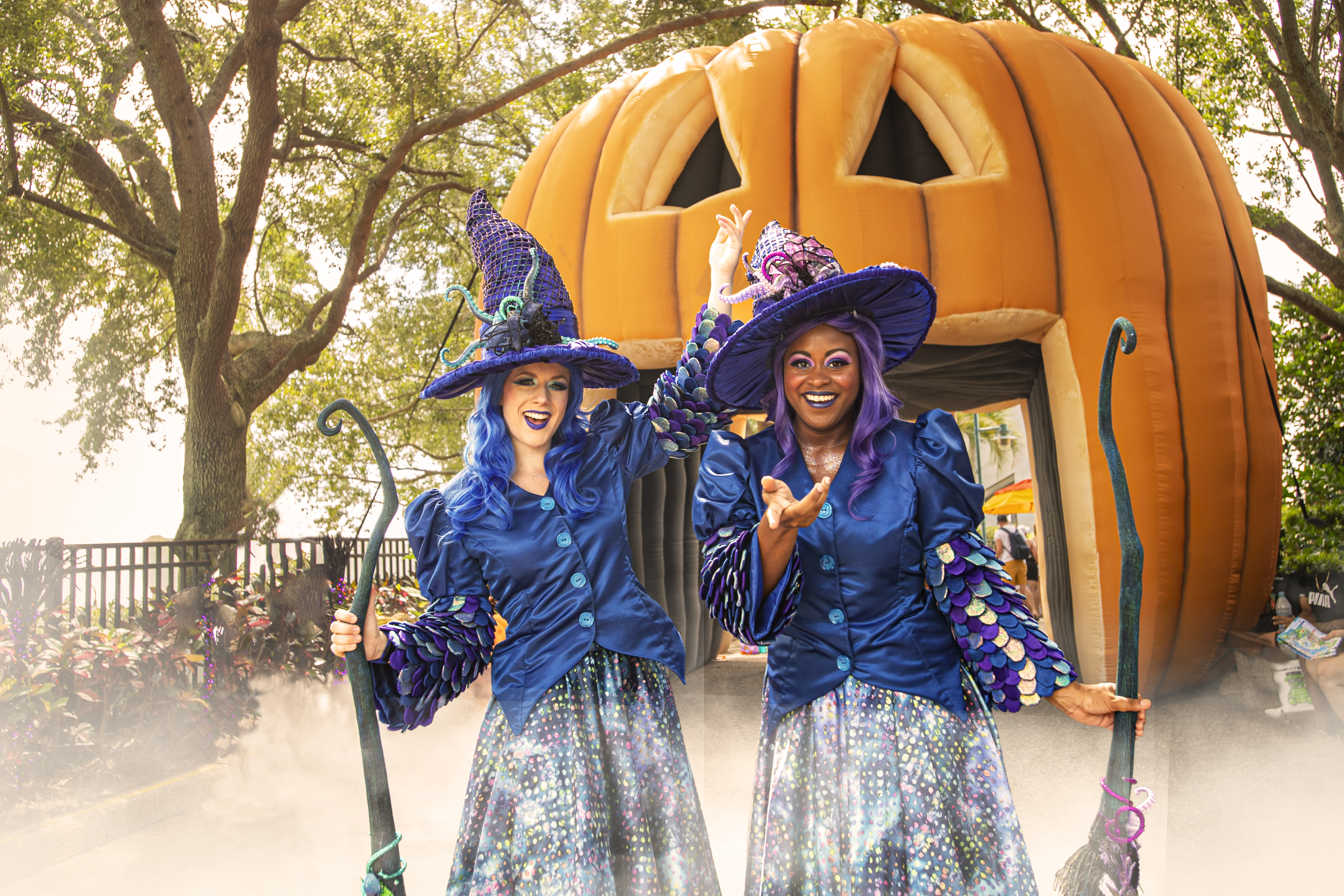 Las brujas de Spooktacular son parte de la celebración de Halloween para toda la familia en SeaWorld Orlando.
