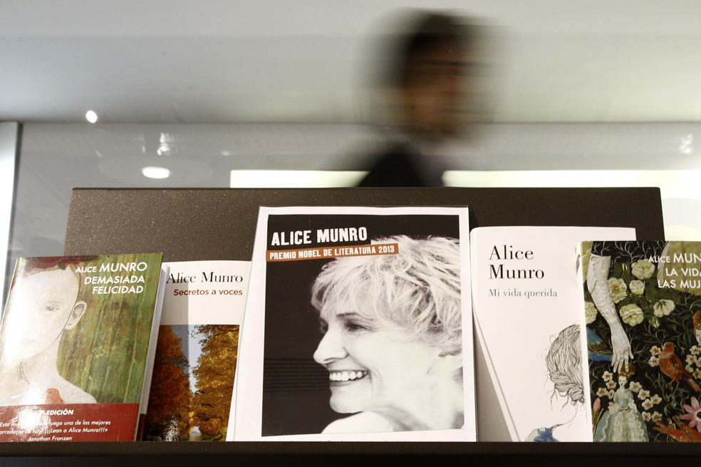 Universidad decide suspender cátedra sobre Alice Munro tras acusaciones de su hija