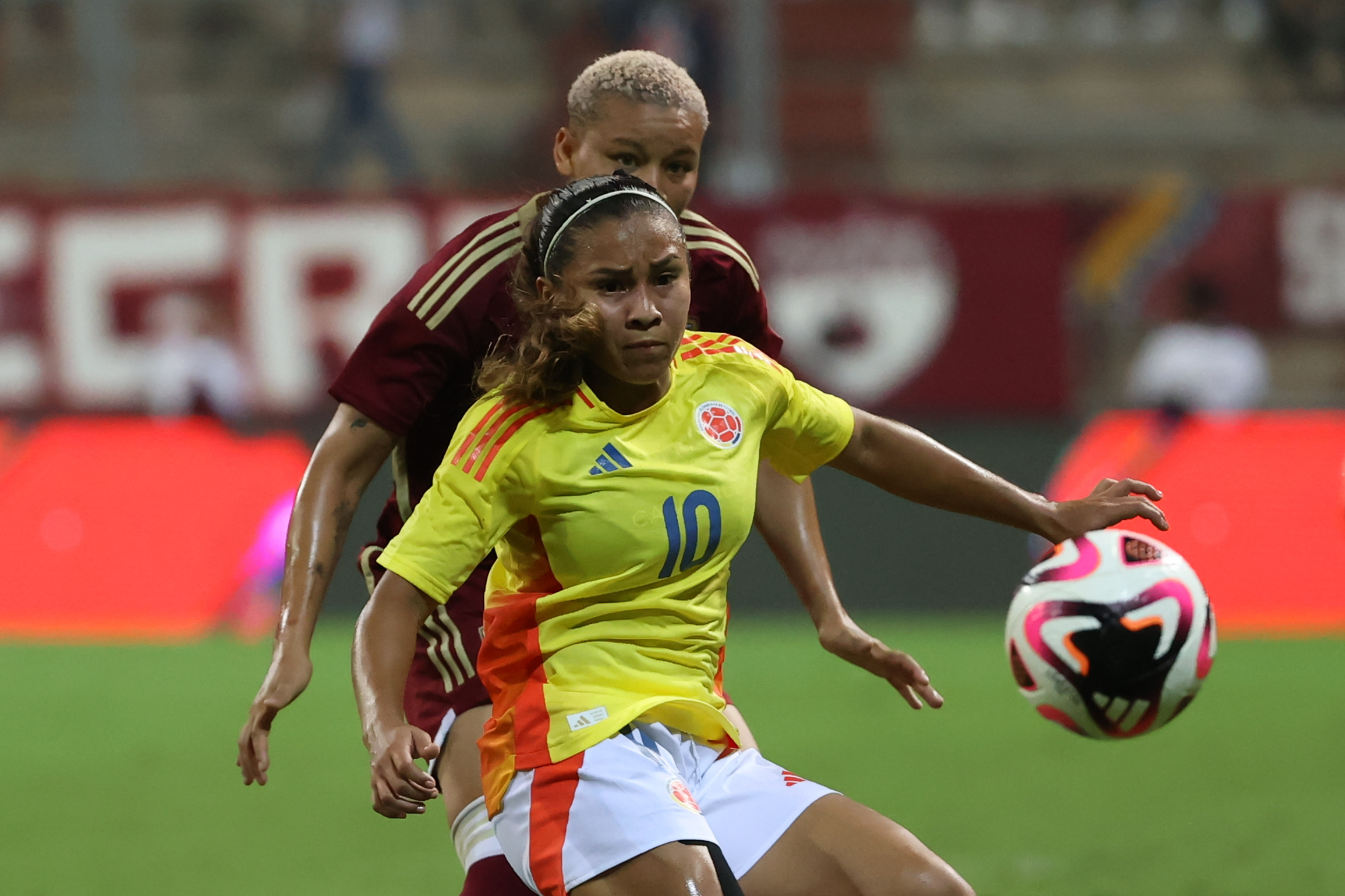 AMDEP2961. BARQUISIMETO (VENEZUELA), 30/05/2024.- Leicy Santos de Colombia controla el balón este jueves, en un partido amistoso internacional entre las selecciones femeninas de Venezuela y Colombia, en el estadio Metropolitano de Lara en Barquisimeto (Venezuela). EFE/ Miguel Gutiérrez