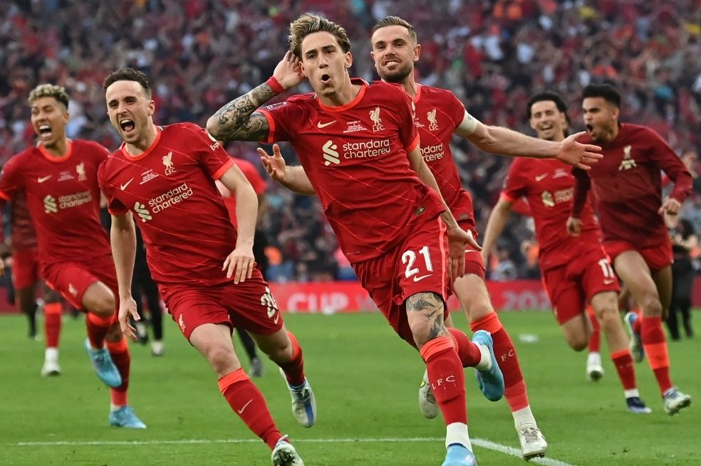 Kostas Tsimikas celebra el penalti que le dio el título a Liverpool // Twitter FA Cup