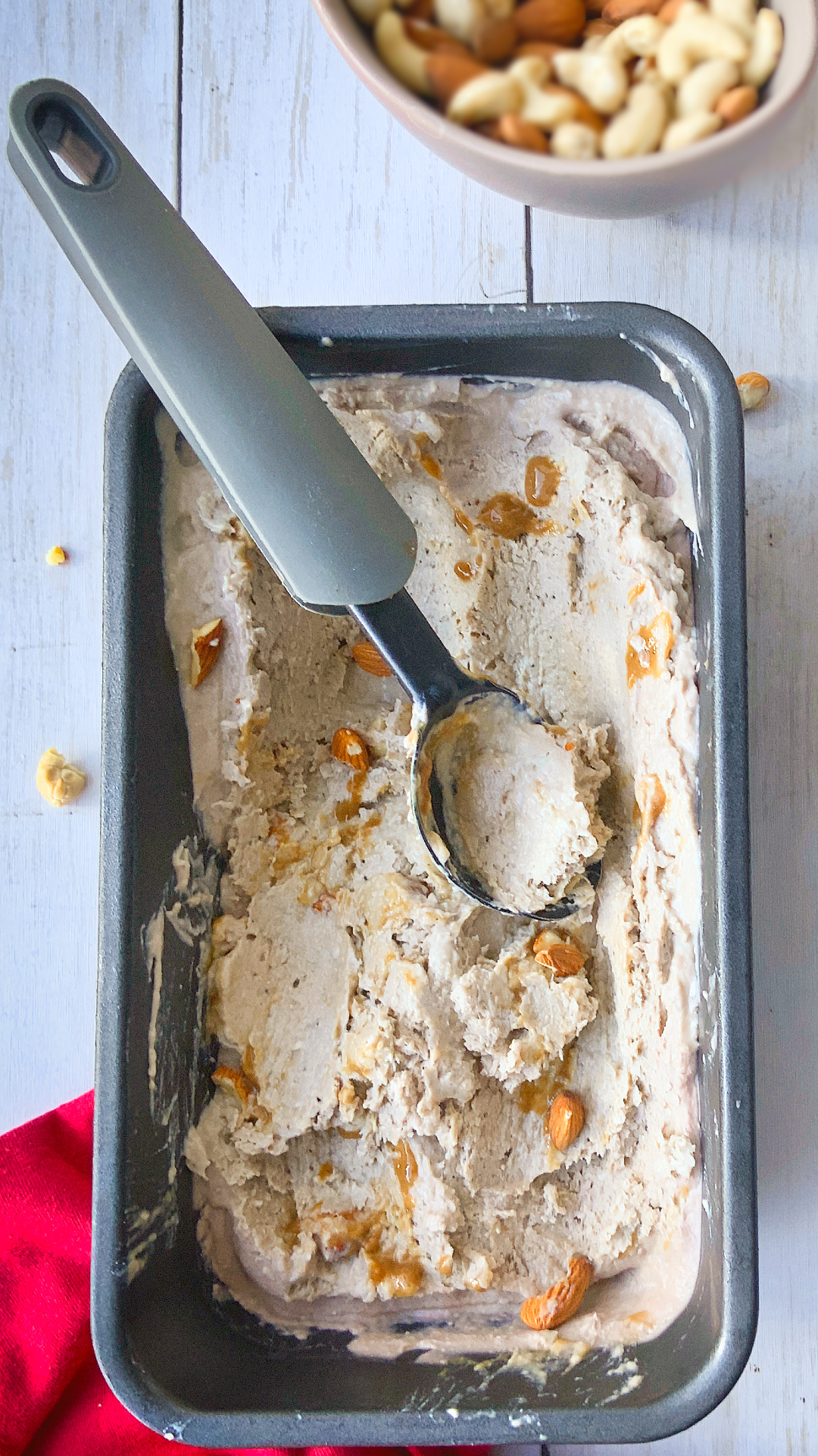 Al helado le puedes poner frutos secos, dulce de leche de coco (como en la foto), pero seguro combina muy bien con cualquier fruta y/o chispas de chocolate oscuro.