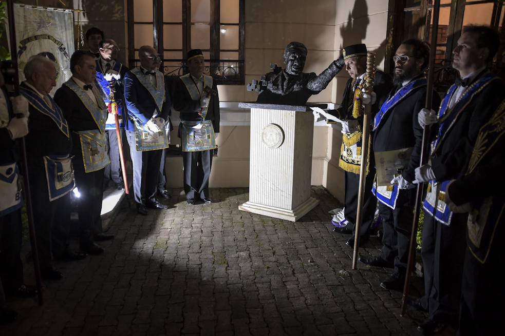 En medio de la conmemoración de los 84 años de la logia Veritas Vincit 13, un grupo de investigación reveló las pruebas que halló sobre la pertenencia del caudillo liberal a la masonería. Al final de la ceremonia se develó un busto en honor a Gaitán. / Fotos: Mauricio Alvarado - El Espectador