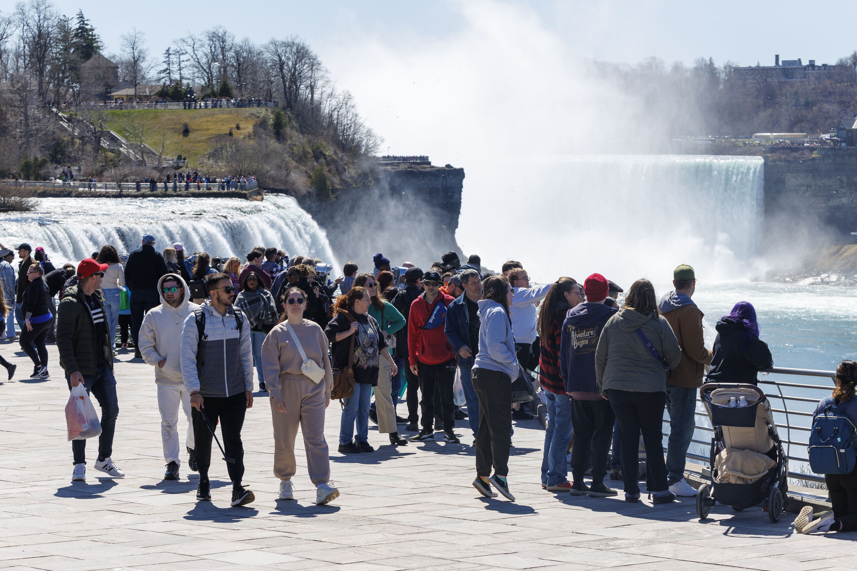 Niagara Falls (United States), 07/04/2024.- People view Niagara Falls from Prospect Point in Niagara Falls, New York, USA, 07 April 2024. A total solar eclipse will be visible on 08 April 2024 across North America. Thousands are expected to view the eclipse from the iconic Niagara Falls area. (Nueva York) EFE/EPA/SARAH YENESEL