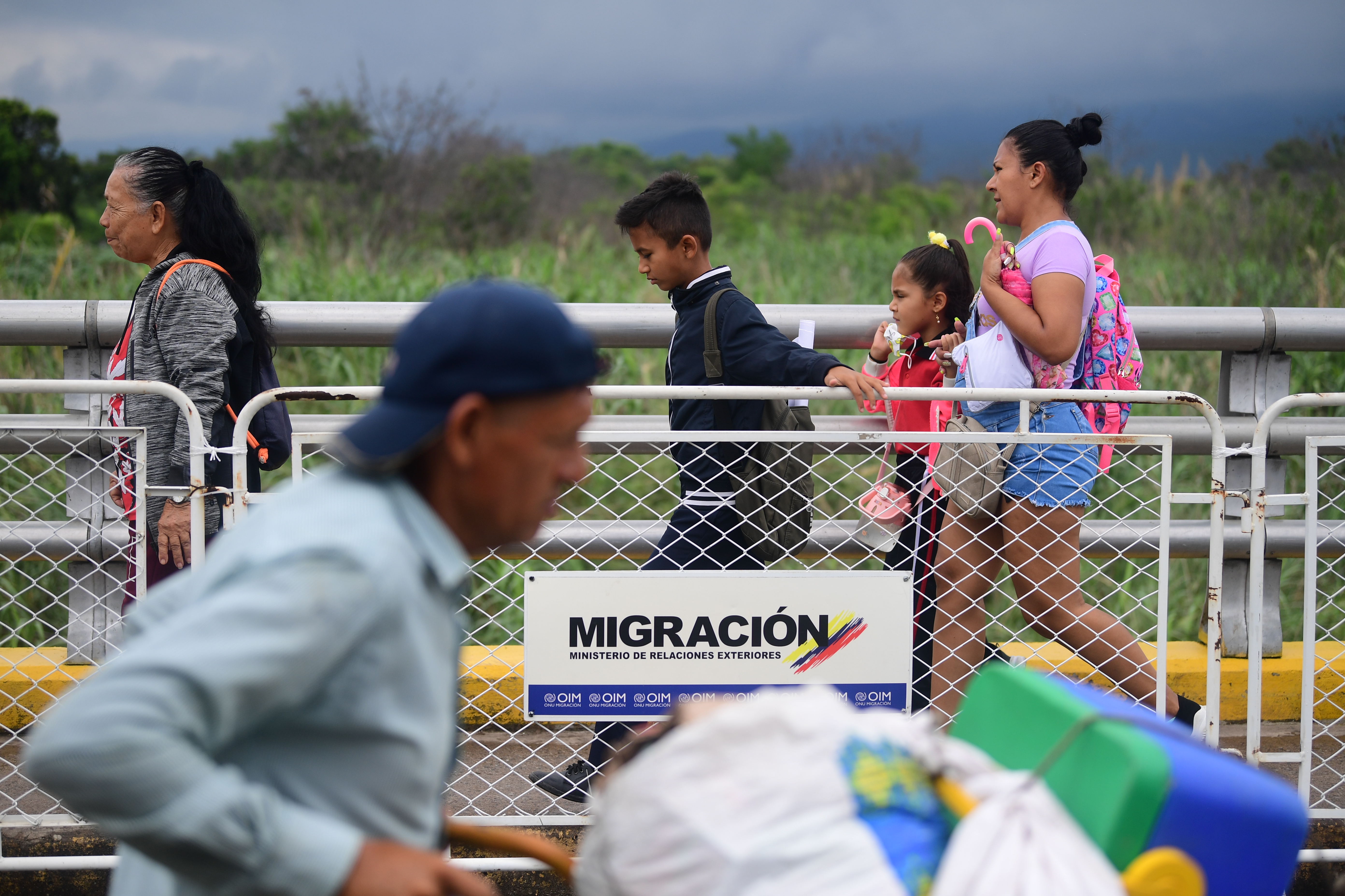 Venezuela anuncia operativo para atender a desplazados desde Colombia por conflicto