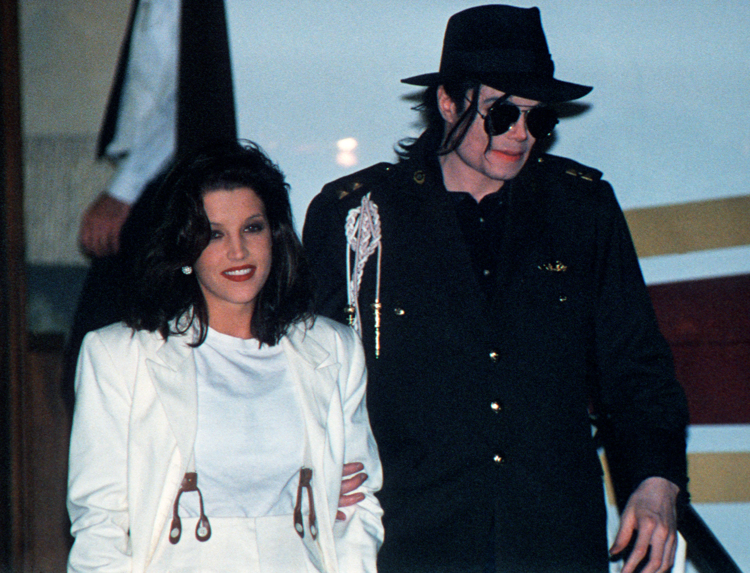 Imagen de archivo de 1994 de Lisa Marie Presley con Michael Jackson, de quien fue pareja.