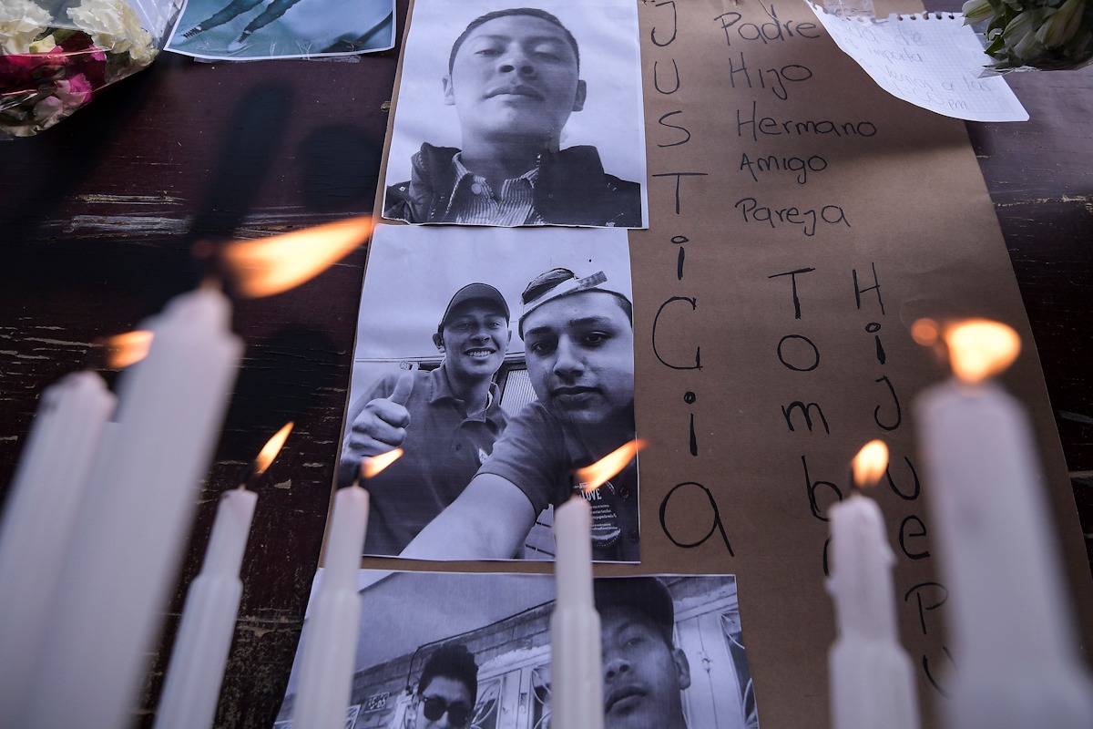 Imágenes de la velatón en homenaje a los jóvenes muertos en Verbenal, norte de Bogotá