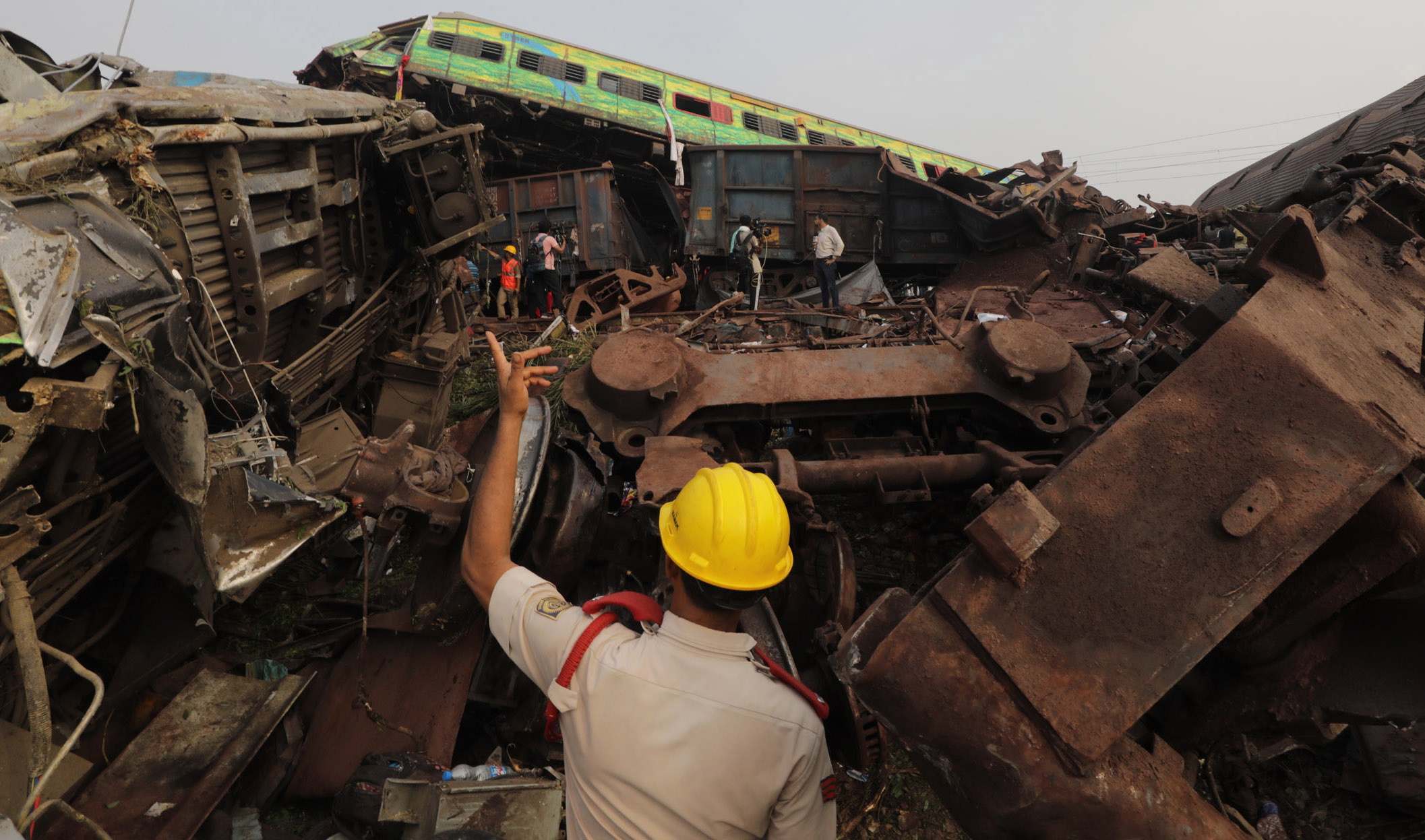 Balasore (India), 03/06/2023.- The National Disaster Response Force Rescue continues work at the site of a train accident at Odisha Balasore, India, 03 June 2023. Over 200 people died and more than 900 were injured after three trains collided one after another. According to railway officials the Coromandel Express, which operates between Kolkata and Chennai, crashed into the Howrah Superfast Express. EFE/EPA/PIYAL ADHIKARY REISSUED WITH ALTERNATE CROP