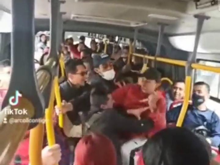 Video: Pasajeros de Transmilenio evitan que apuñalen a un usuario en una riña