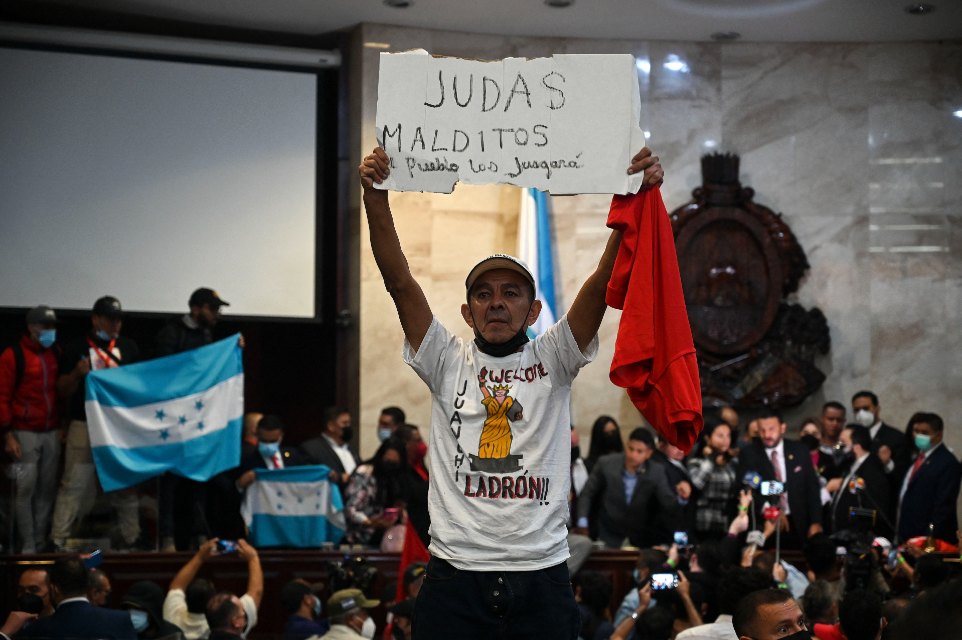 La elección del Cálix para la jefatura del parlamento causó un caos dentro de estas instalaciones parlamentarias. Al mismo tiempo, provocó que varios seguidores del Partido Libertad y Refundación irrumpieran en la sede del legislativo para protestar por esta decisión.