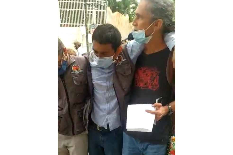 “Me tuvieron 12 horas esposado con la mano en alto”: dejan en libertad a abogado defensor de DD. HH. en Piedecuesta