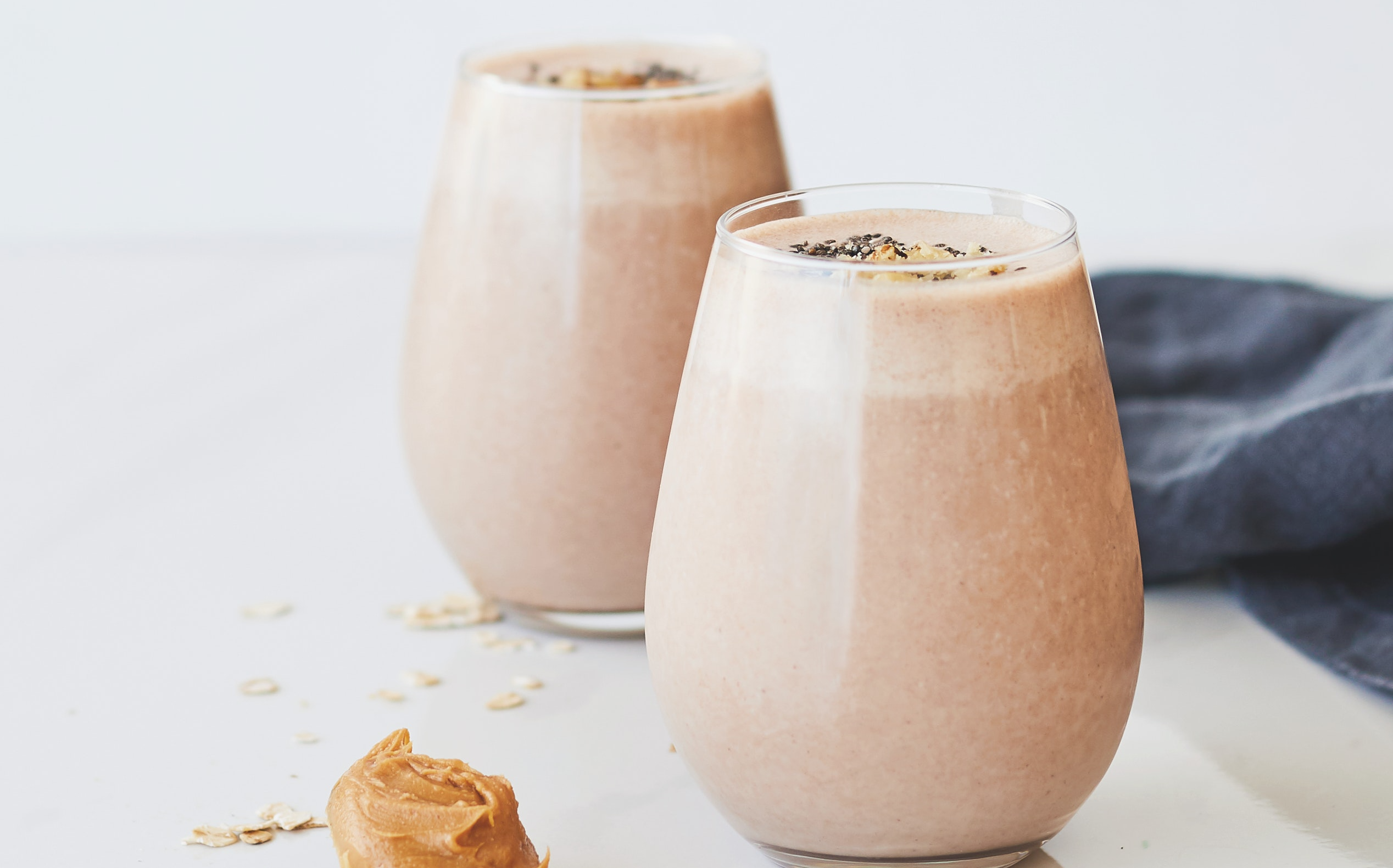 Así se prepara un smoothie de banano, nueces y cacao