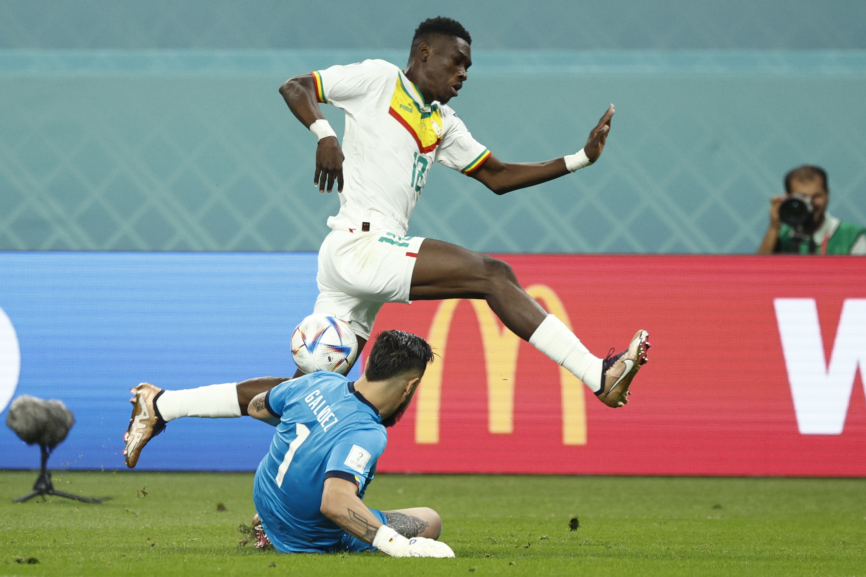 GR2004. DOHA (CATAR), 29/11/2022.- Hernán Galín Hernán Galíndez (abajo) de Ecuador disputa un balón con Ismaila Sarr de Senegal hoy, en un partido de la fase de grupos del Mundial de Fútbol Qatar 2022 entre Ecuador y Senegal en el estadio Internacional Jalifa en Doha, (Catar).  EFE/ Rodrigo Jiménez