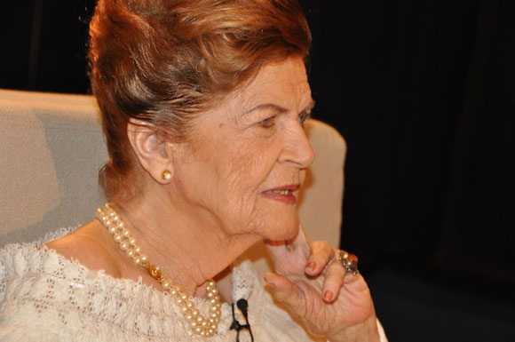 Poetisa cubana Carilda Oliver recibe la más alta orden cultural de la isla