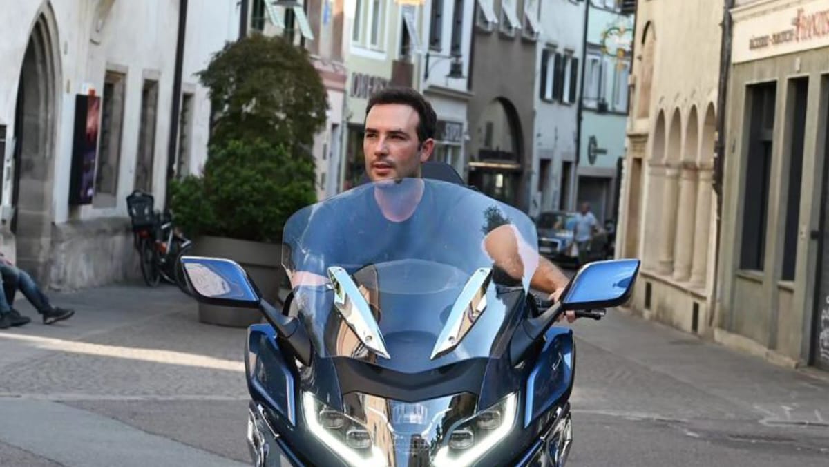 Sebastián Martínez presumió lujosa moto con la que recorre Italia ¿Cuánto vale?