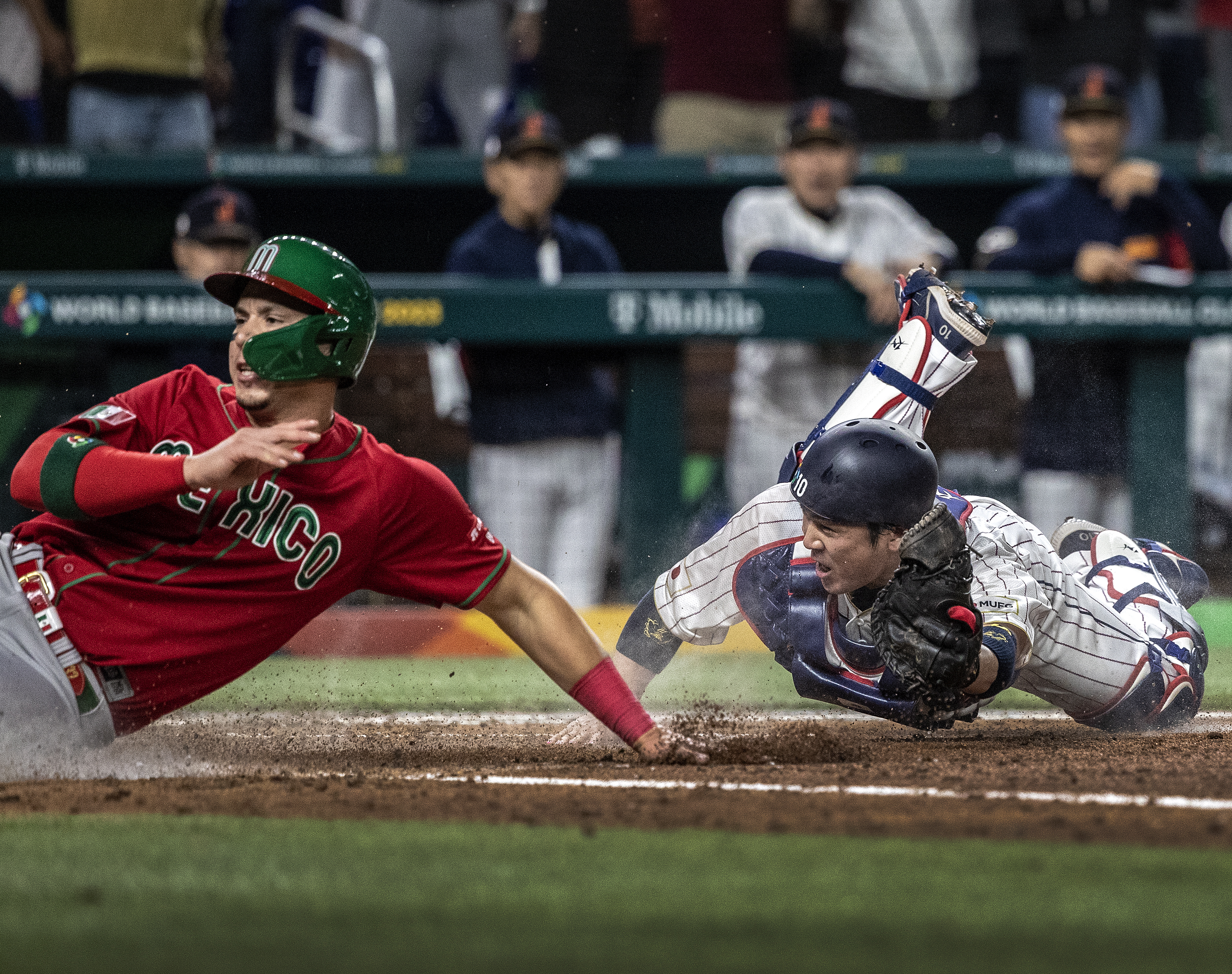 Miami (United States), 20/03/2023.- Mexican first baseman Joey Meneses (L) slides into home plate against Japanese catcher Takuya Kai during the 2023 World Baseball Classic semifinals match between Mexico and Japan at loanDepot park baseball stadium in Miami, Florida, USA, 20 March 2023. (Japón, Estados Unidos) EFE/EPA/CRISTOBAL HERRERA-ULASHKEVICH