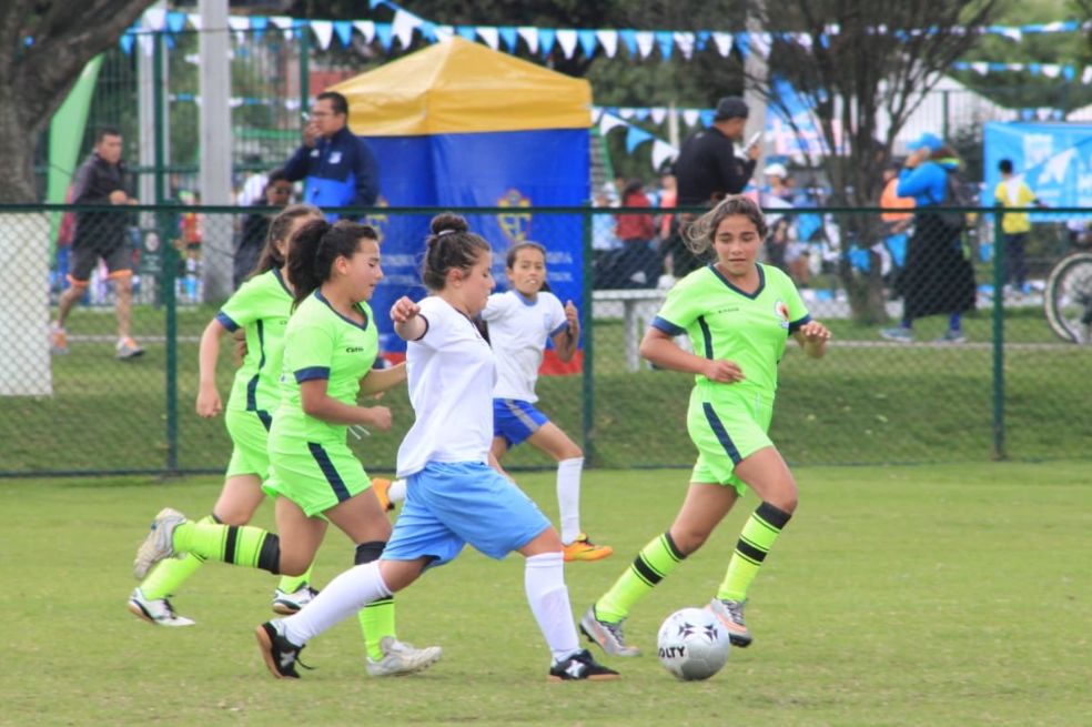 Niñas jugando fútbol.