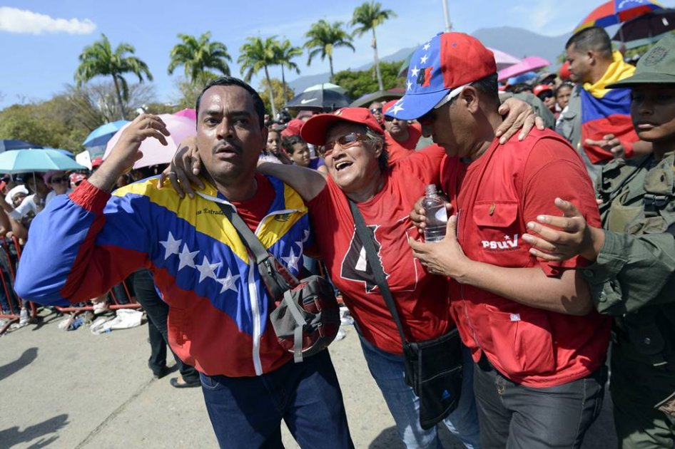 Venezolanos aguardan horas y horas para ver a Chávez por última vez