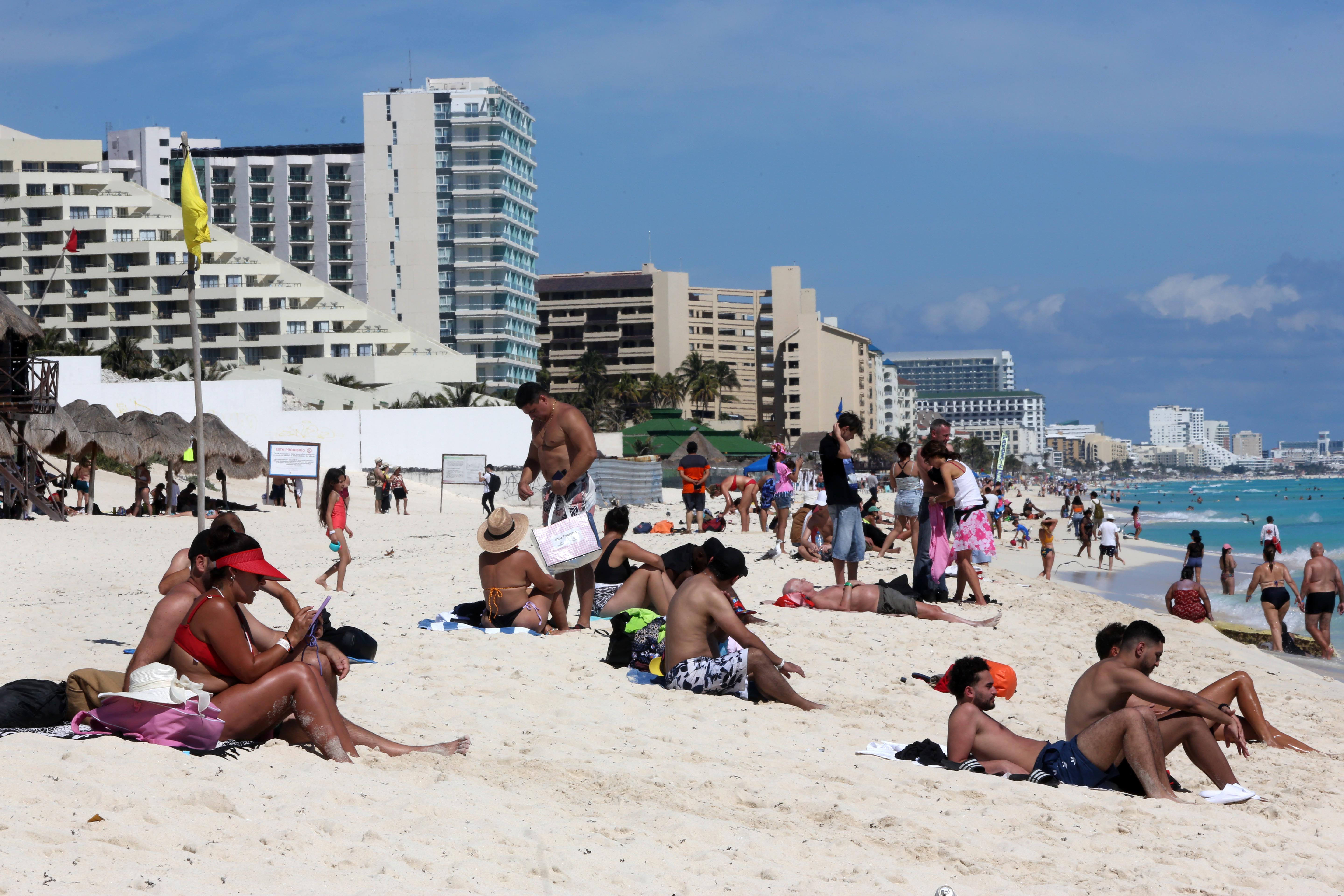 MEX8233. CANCÚN (MÉXICO), 12/02/2024.- Fotografía fechada el 1 de febrero de 2024 que muestra turistas mientras descansan en una playa en Cancún, en Quintana Roo (México).  México recibió en 2023 un 10 % más de turistas internacionales que en 2022, acompañado de un incremento de casi 9 % en el ingreso de divisas por este concepto, informó este lunes el Instituto Nacional de Estadística y Geografía (Inegi). EFE/ Alonso Cupul