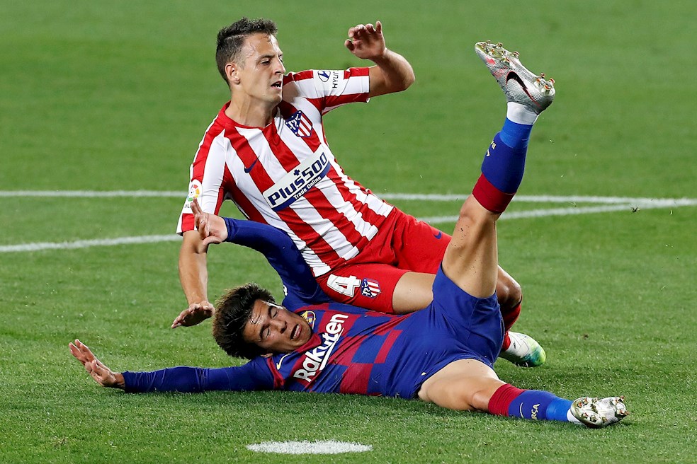 Con un gran partido de Santiago Arias, el Atlético empató 2-2 ante el Barcelona