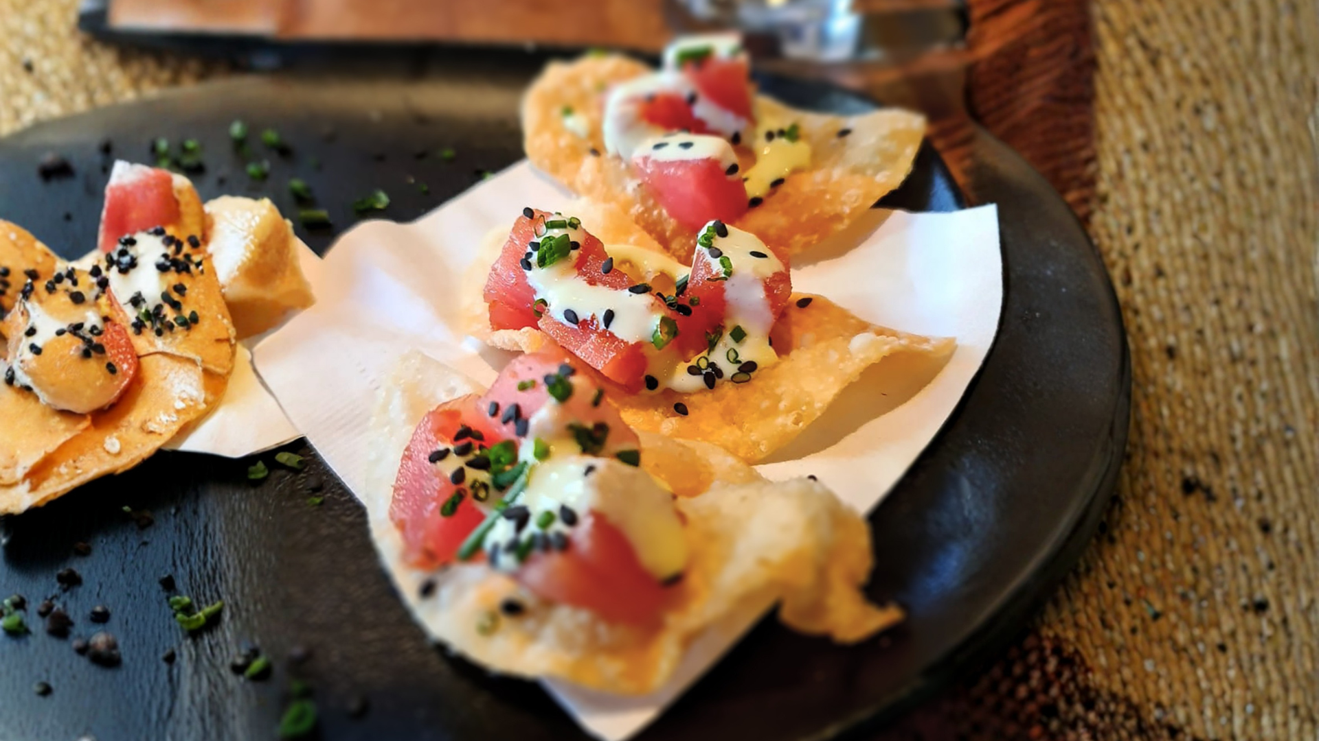 Receta para preparar tortillas fritas con crudo de atún y mayonesa de Sriracha