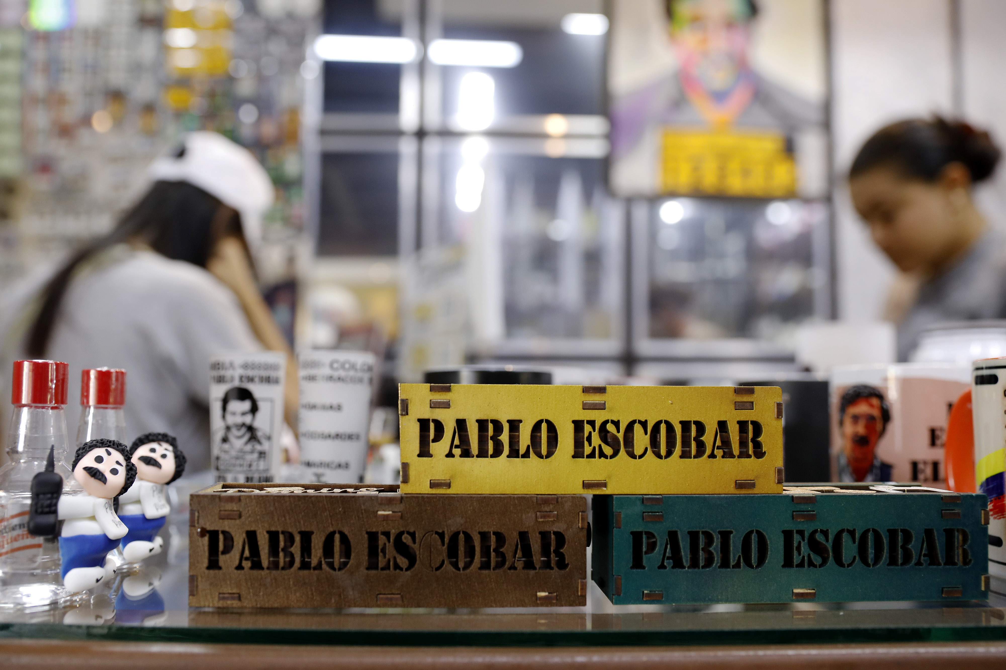 Más de 100 cargos por estafar con productos con imagen de Pablo Escobar en EE. UU.