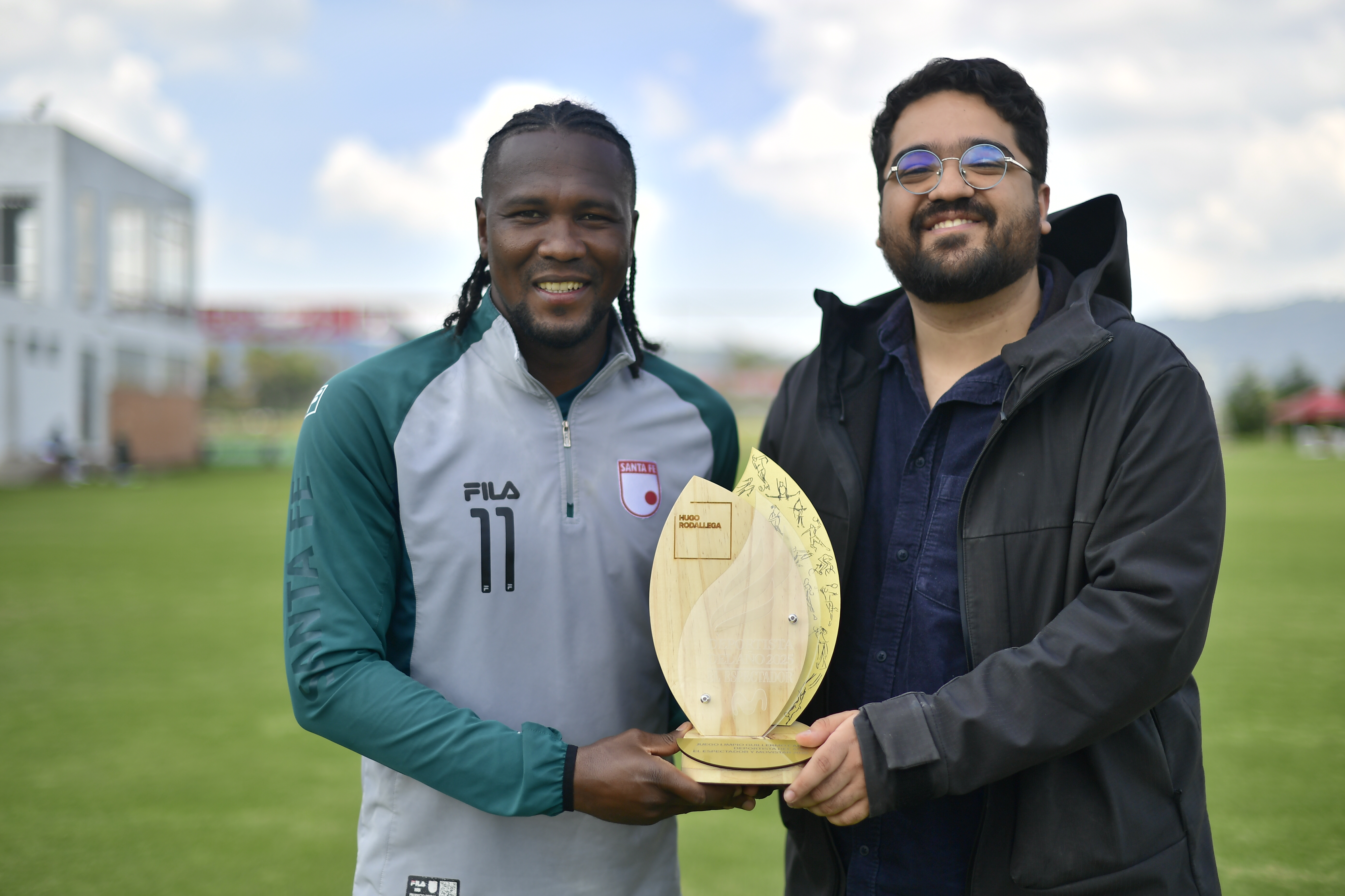 Fernando Garzón, editor de Deportes de El Espectador, le entrega el premio Guillermo Cano a Hugo Rodallega.
