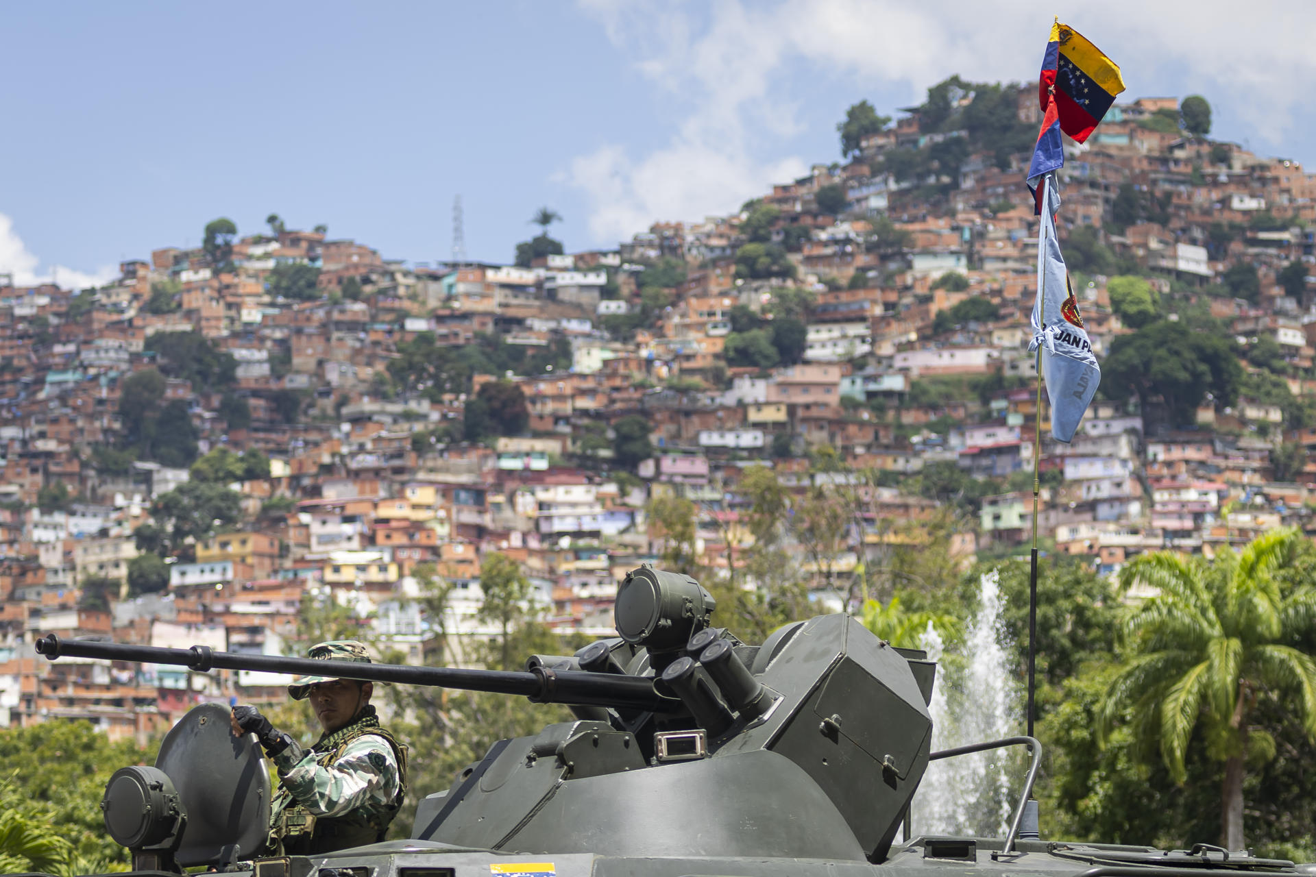 AME1271. CARACAS (VENEZUELA), 20/09/2025.- Integrantes de la Fuerza Armada Nacional Bolivariana (FANB) de Venezuela participan en una caravana este sábado, en Caracas (Venezuela). Una caravana por distintas vías llegó hasta las comunidades donde los militares enseñarán sobre "manejo de armas", como parte de un plan de adiestramiento en defensa contra Estados Unidos. EFE/ Miguel Gutiérrez