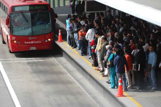 Denuncian retrasos de hasta 40 minutos en Transmilenio por falta de personal
