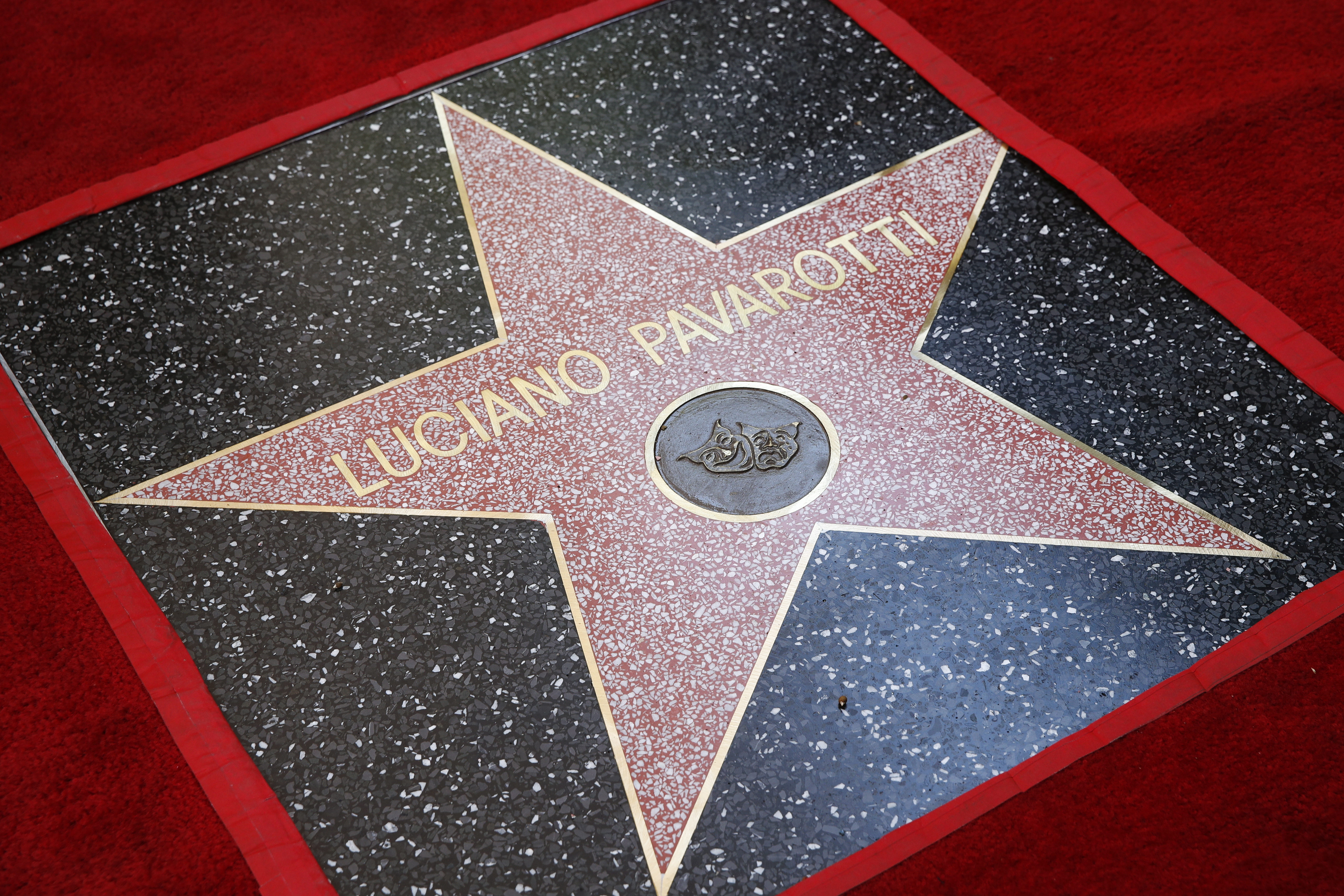 Hollywood coloca una estrella de Pavarotti 15 años después de su muerte