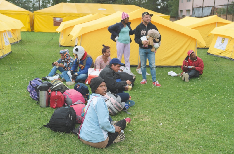  Los migrantes llegaron hacia el mediodía de ayer al refugio abierto por el Distrito.   / Gustavo Torrijos 