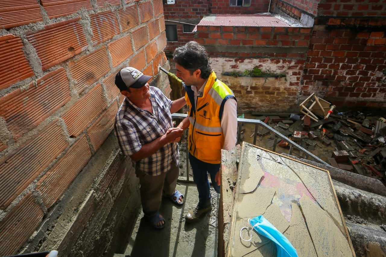 El alcalde recorrió una de las comunas más afectadas por el aguacero que se presentó a lo largo de la noche de 30 de noviembre y madrugada del 1 de diciembre.