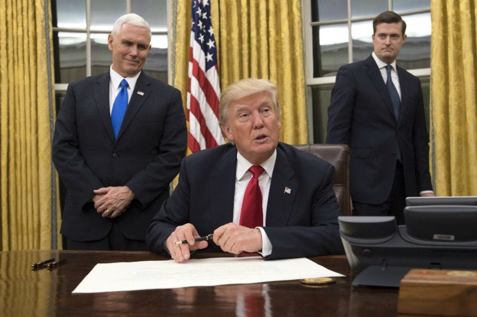 Donald Trump cumple su primera promesa de campaña y firma decreto contra el Obamacare