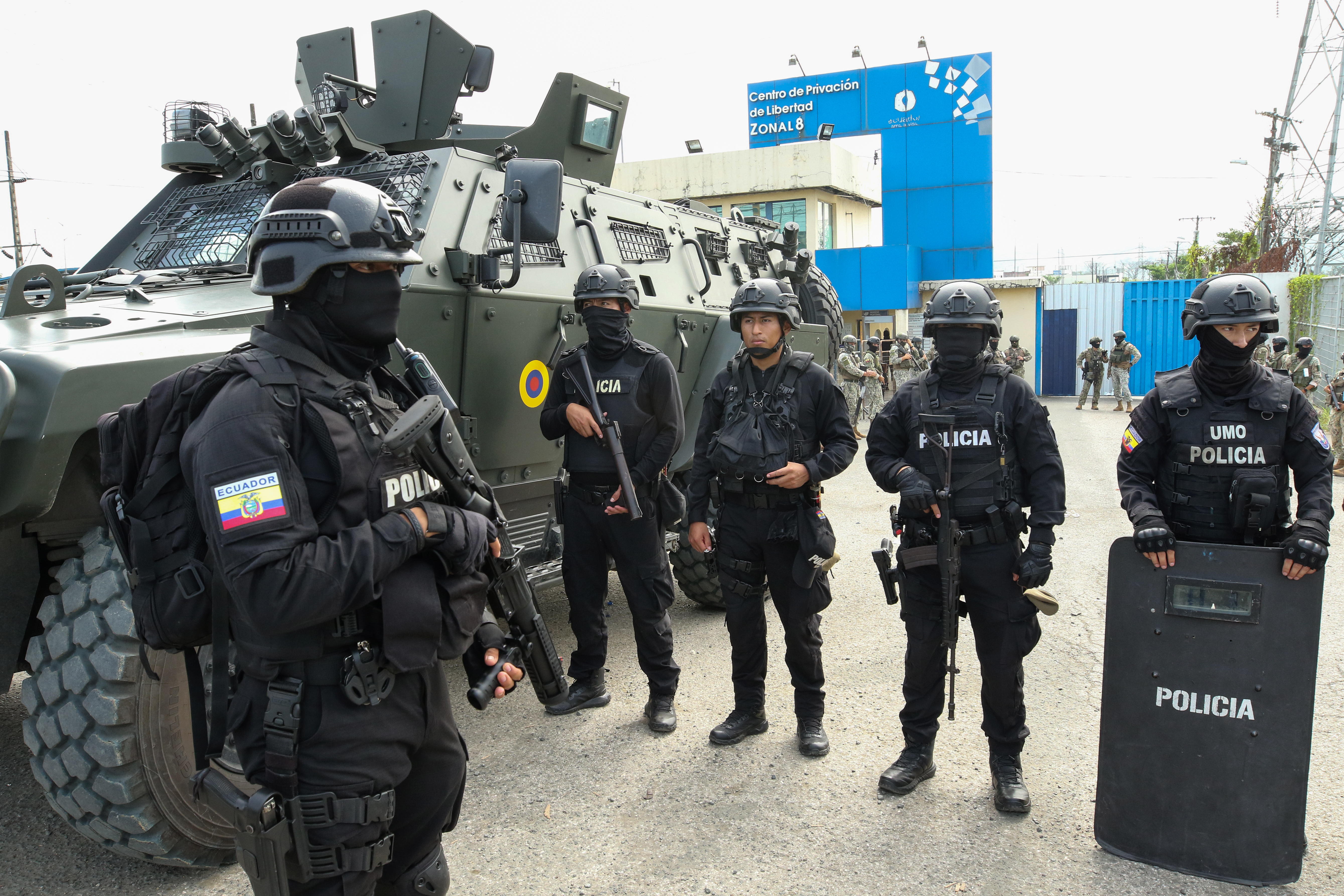 -FOTODELDÍA- QUI01. GUAYAQUIL (ECUADOR), 06/04/2024.- Agentes de policía vigilan el operativo de llegada del exvicepresidente Jorgue Glas a la cárcel La Roca, este sábado en Guayaquil (Ecuador). Jorge Glas, el exvicepresidente de Ecuador durante parte del mandato presidencial de Rafael Correa, fue trasladado este sábado a la cárcel de máxima seguridad La Roca, en Guayaquil, tras haber sido detenido en la noche del viernes dentro de la Embajada de México. EFE/ Jonathan Miranda