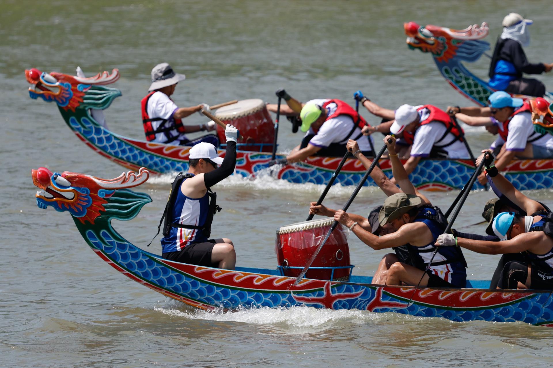 TAIPEI (Taiwan), 30/05/2025.- Revelers paddle as they participate in a dragon boat race prior to the celebration of Dragon Boat Festival 2025 in Taipei, Taiwan, 30 May 2025. This year the Dragon Boat Festival, also named Duanwu Festival, will be celebrated on 31 May and falls on the fifth day of the fifth month in the Chinese lunar calendar in honor of Qu Yuan, an ancient Chinese poet and statesman. EFE/EPA/RITCHIE B. TONGO