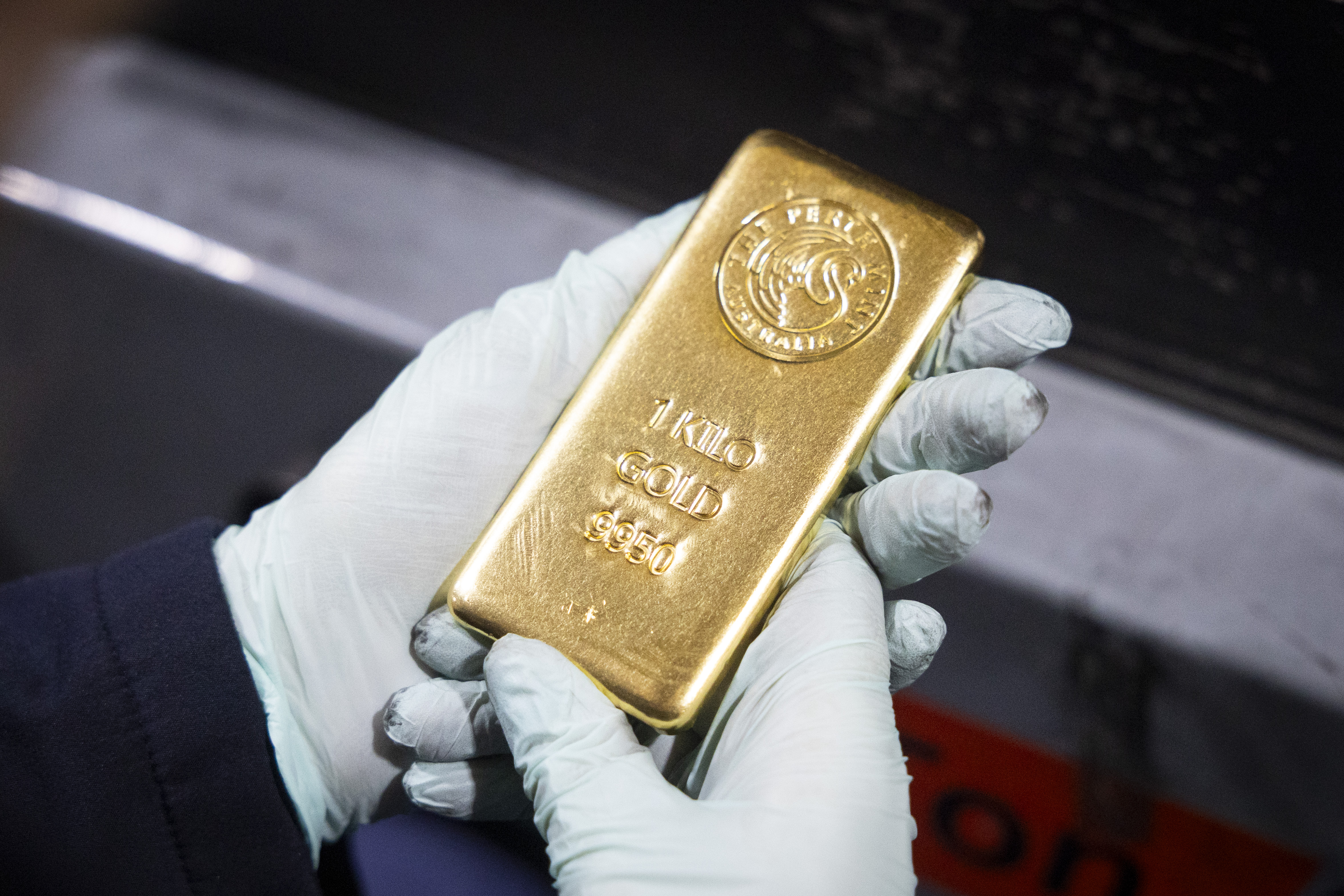 Un dólar más débil dispara el precio del oro: llegó a los USD 5.500