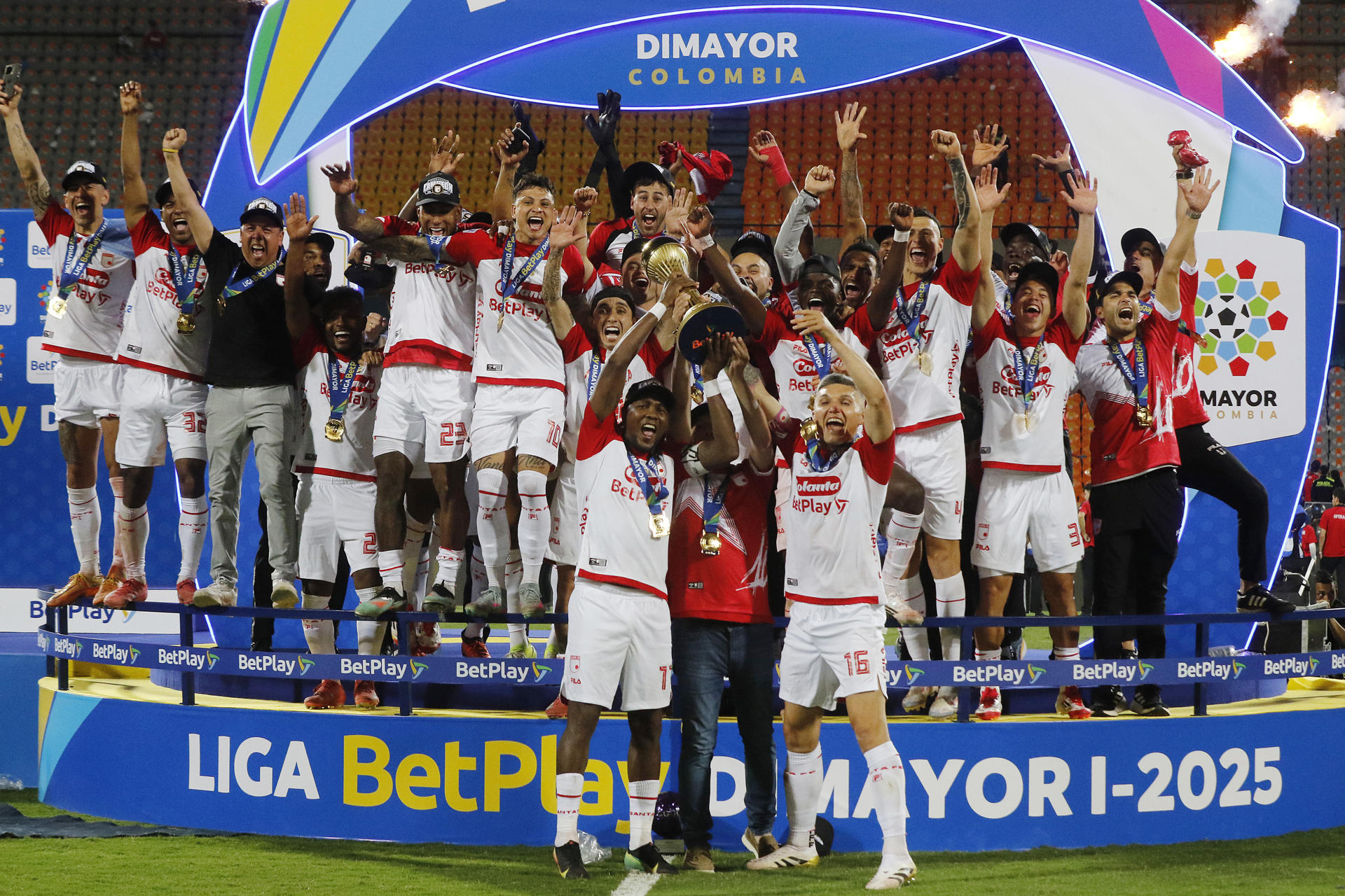 Los jugadores de Independiente Santa Fe celebran el décimo título de liga de su historia, en el estadio Atanasio Girardot de Medellín. / EFE